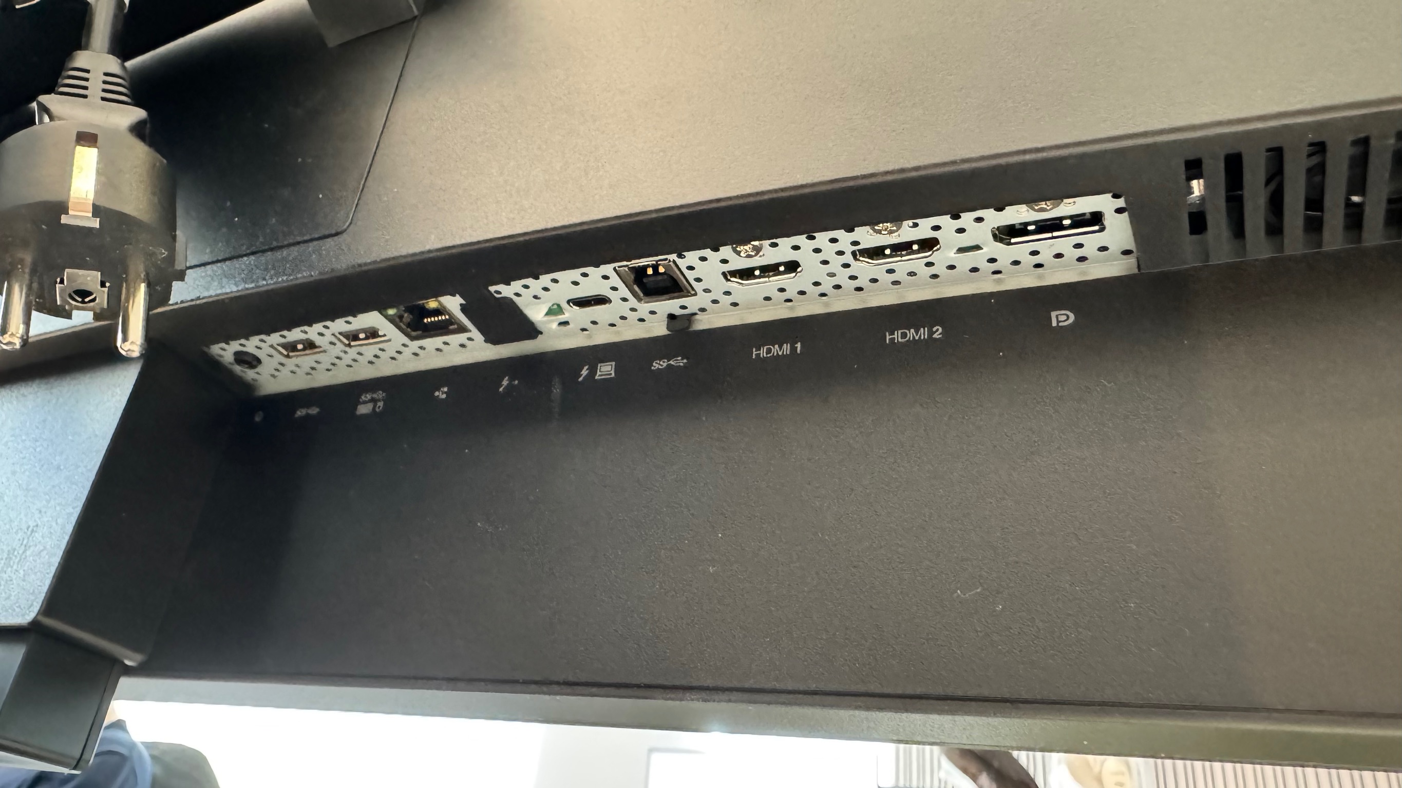 Lenovo ThinkVision bogaskjár m/innbygðri dokku 4