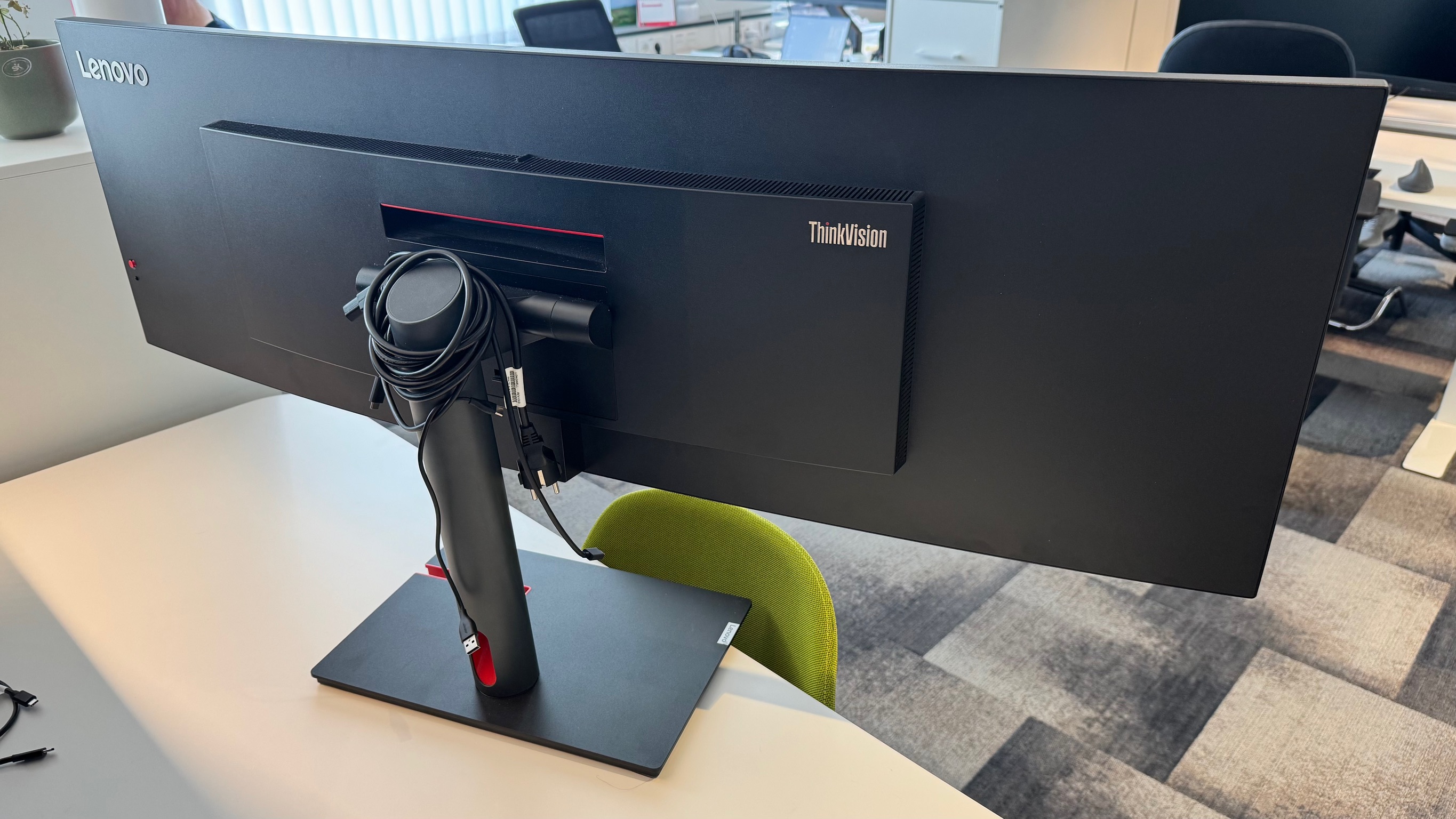 Lenovo ThinkVision bogaskjár m/innbygðri dokku 3