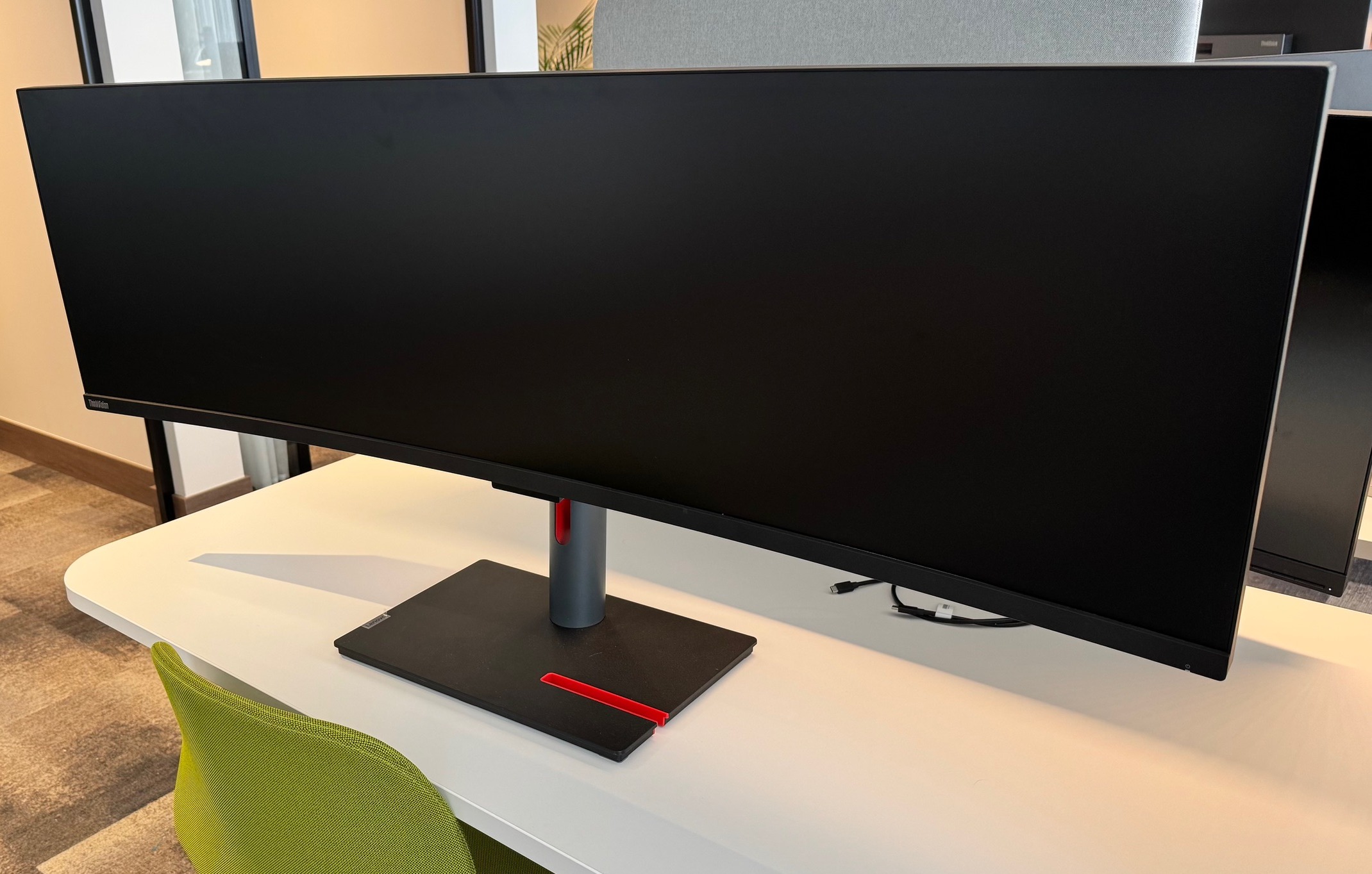 Lenovo ThinkVision bogaskjár m/innbygðri dokku 2