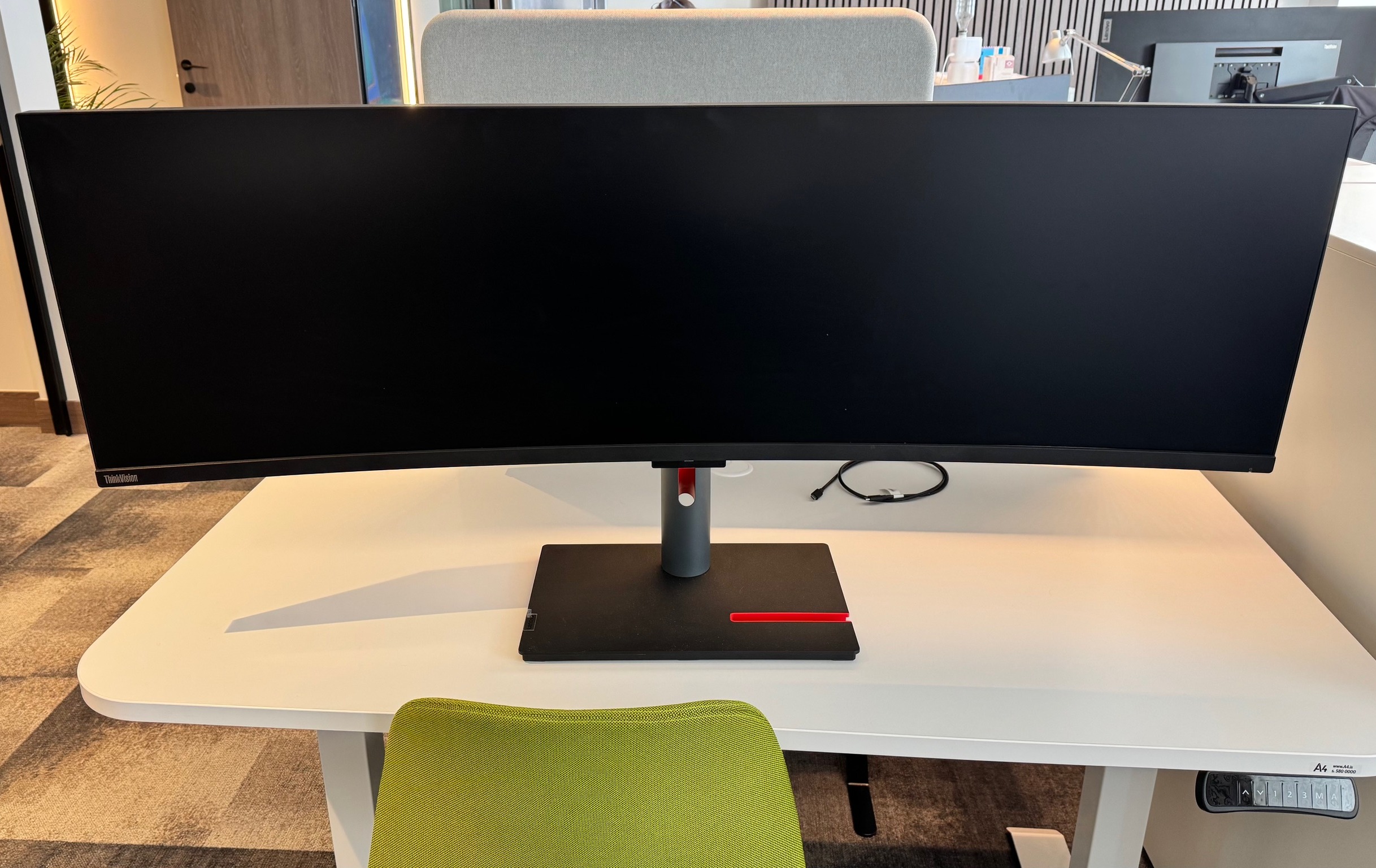 Lenovo ThinkVision bogaskjár m/innbygðri dokku