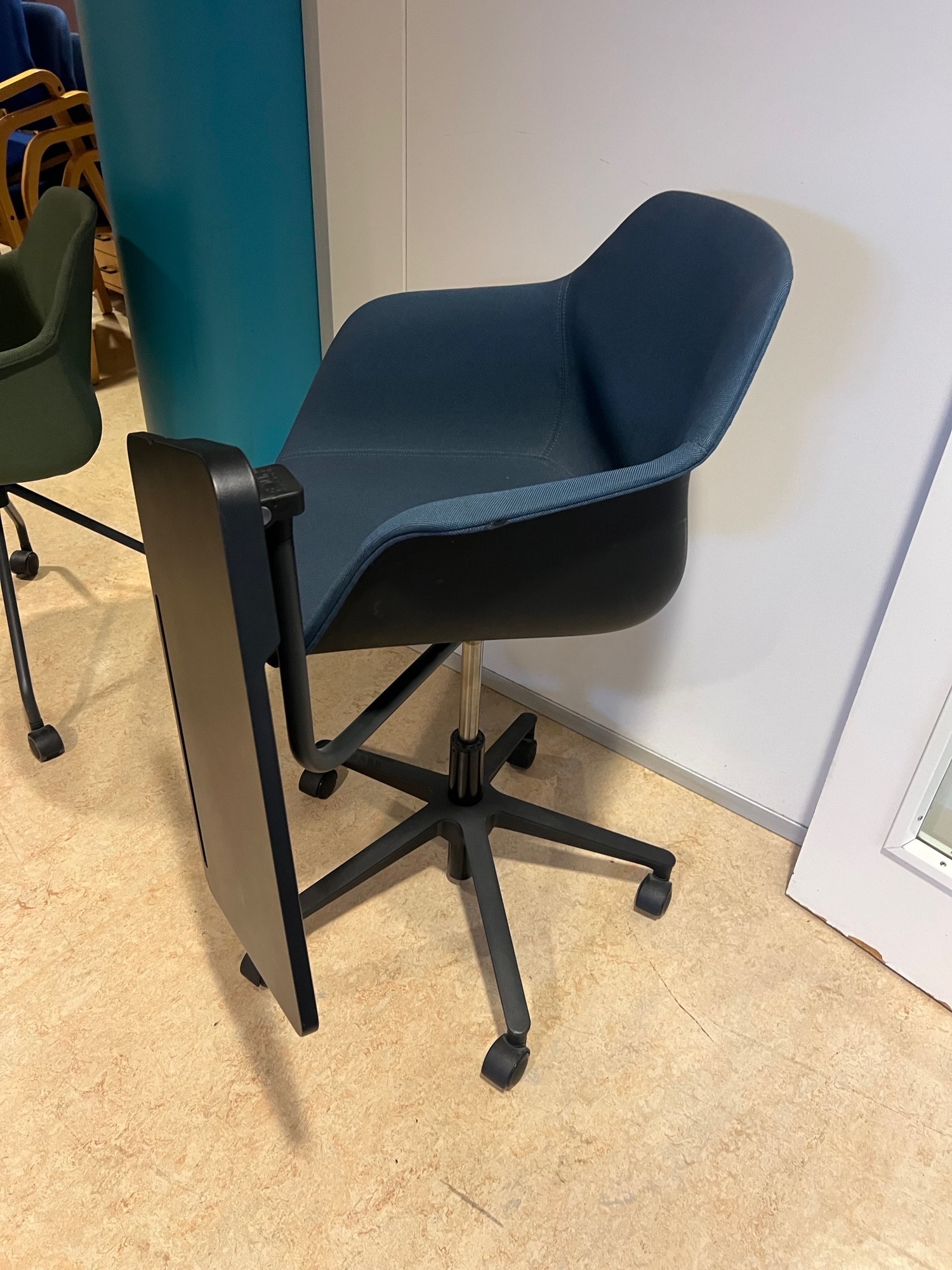 FourDesign stóll m/felliborði 10