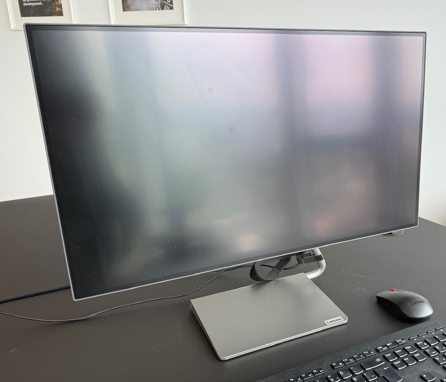 Lenovo dökkuskjár