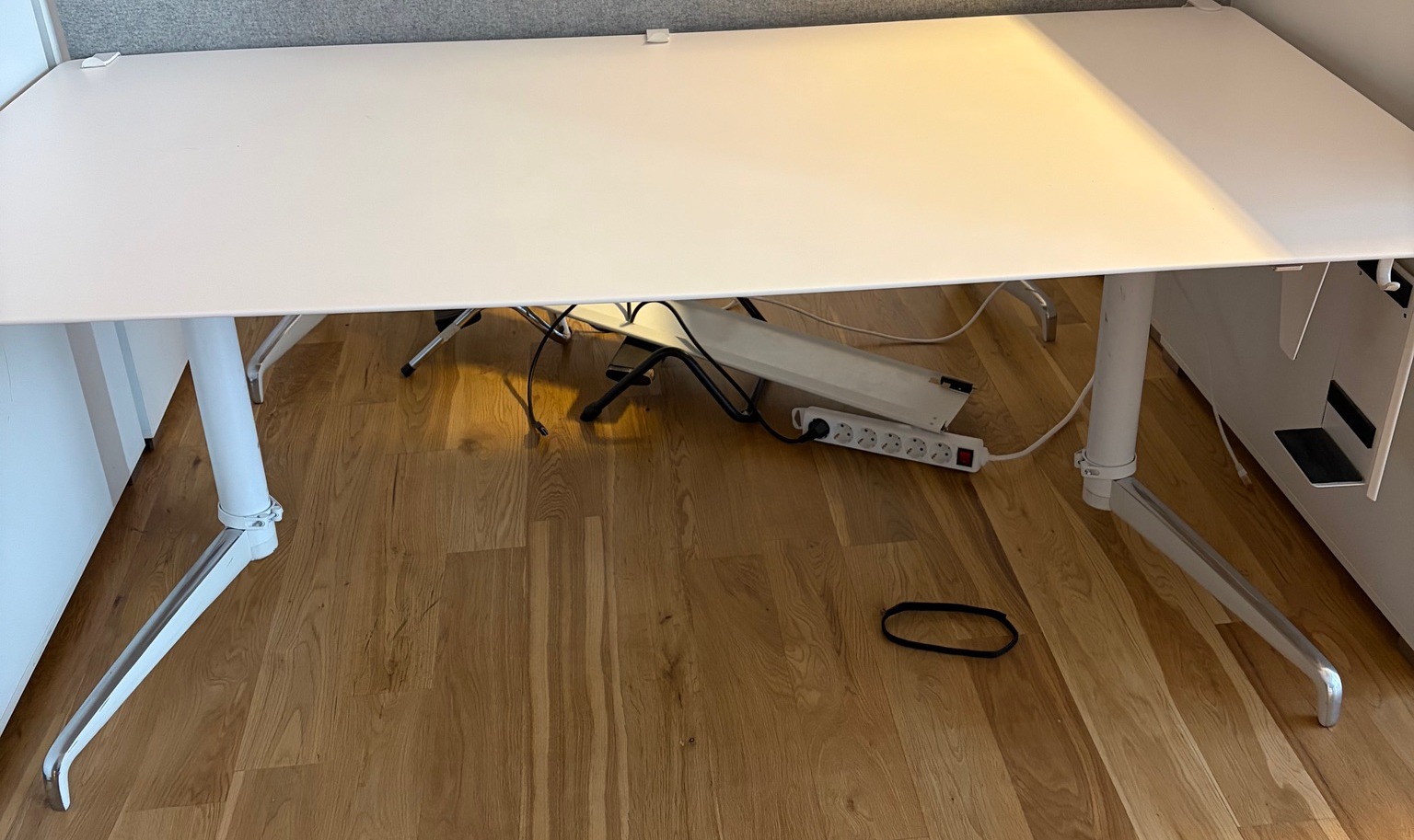 Holmris B8 rafmagnsborð