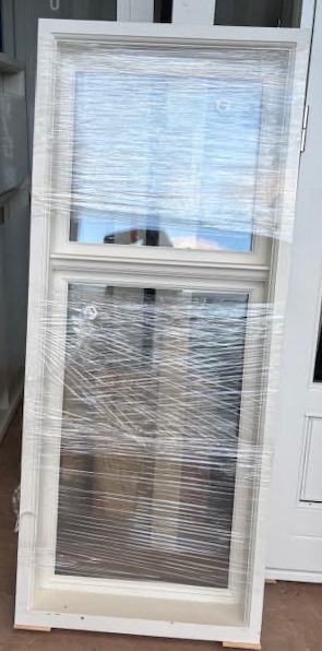 Sérsmíðaður timburgluggi