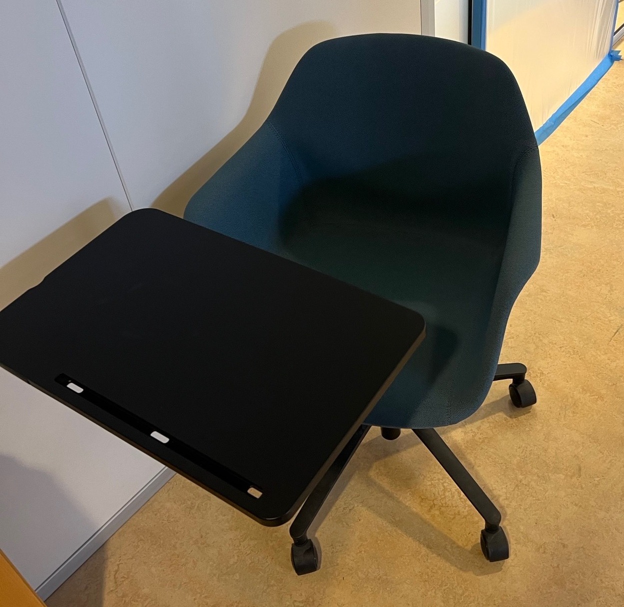 FourDesign stóll m/felliborði 3
