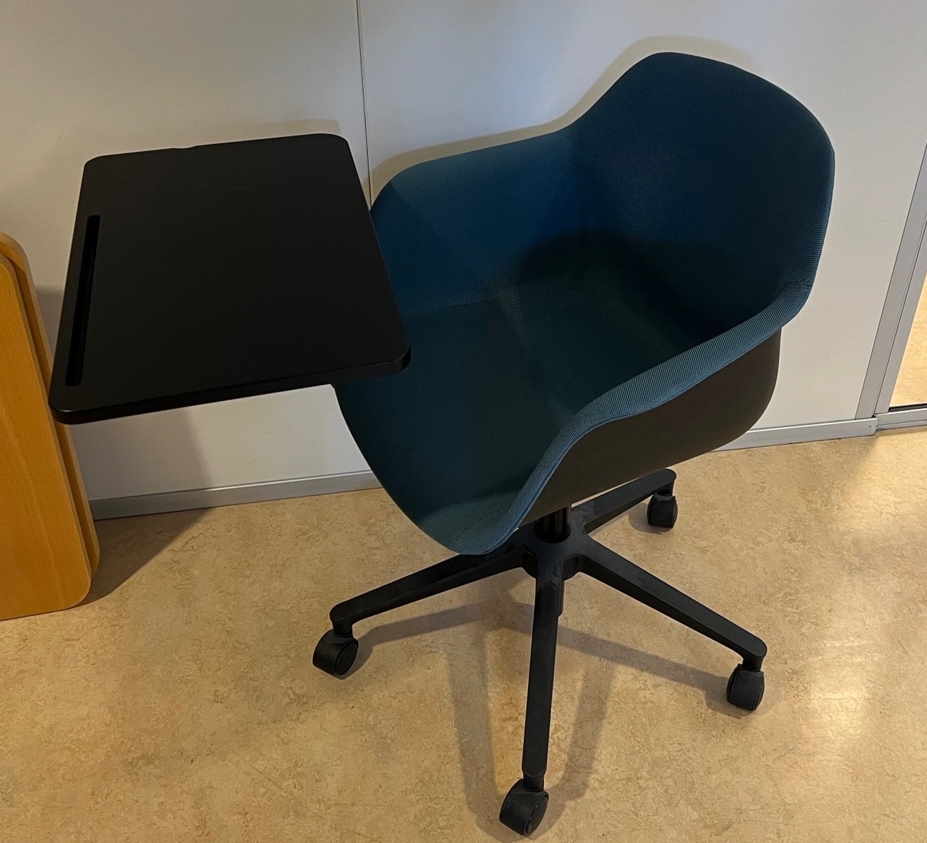 FourDesign stóll m/felliborði 2