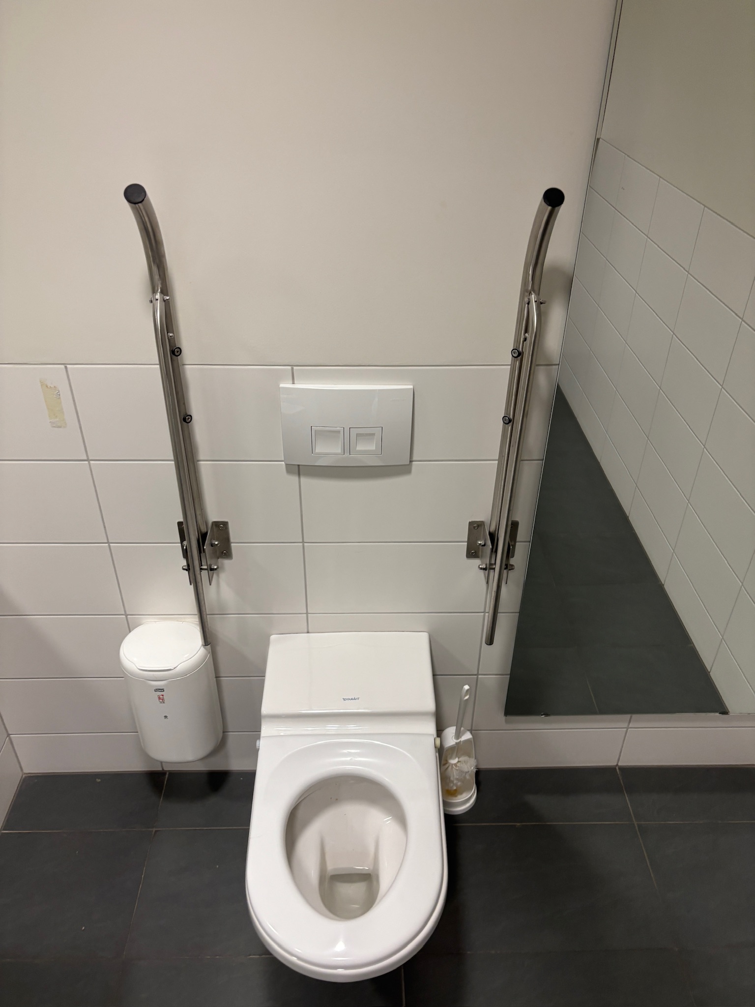 SELT / SOLD vegghengt salerni / WC fyrir fatlaða með hæglokandisetu (2 stk. 11