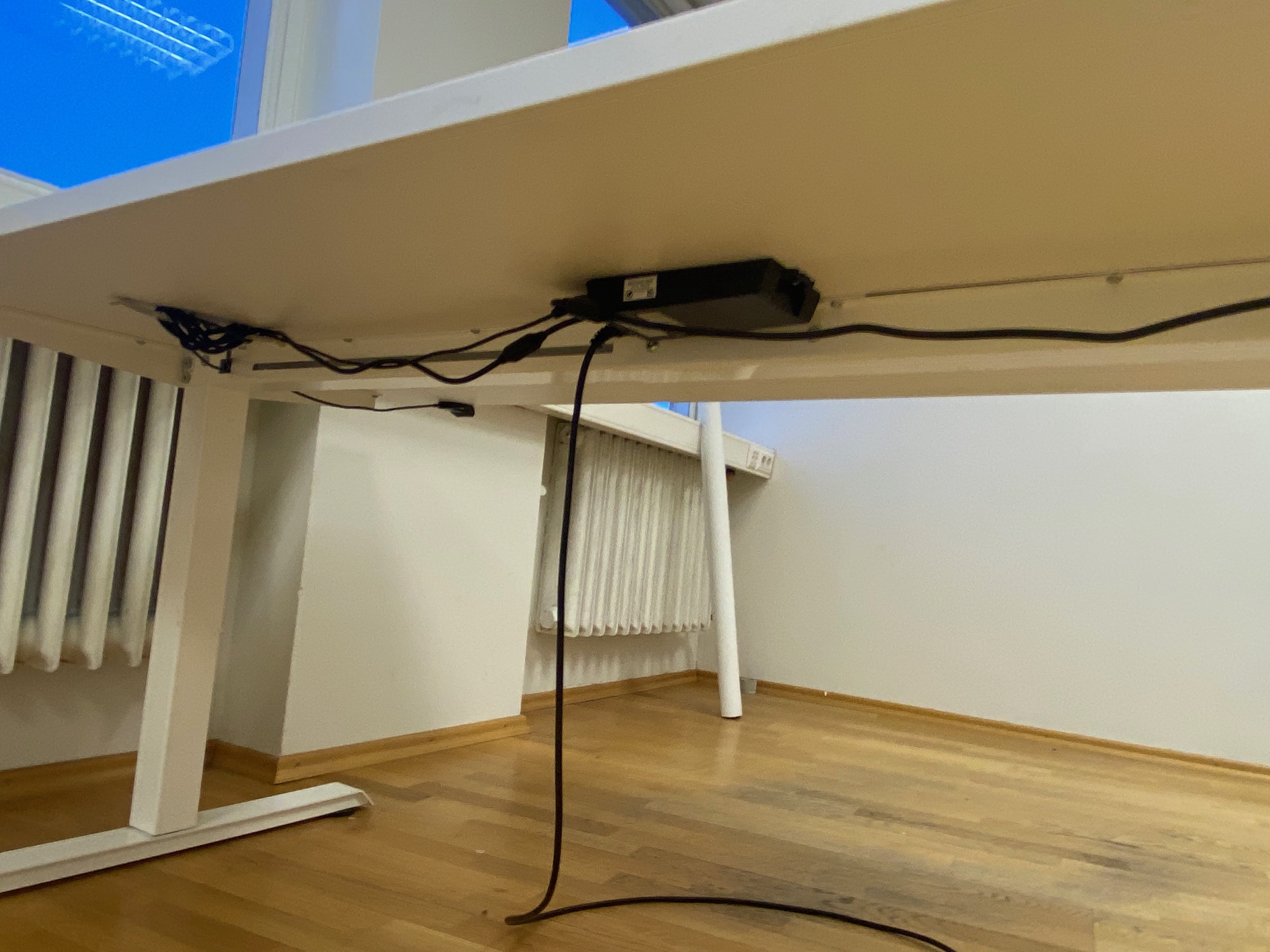 SELT/SOLD Rafmagnsborð hvítt frá Pennanum, 180 x 80 sm. 8