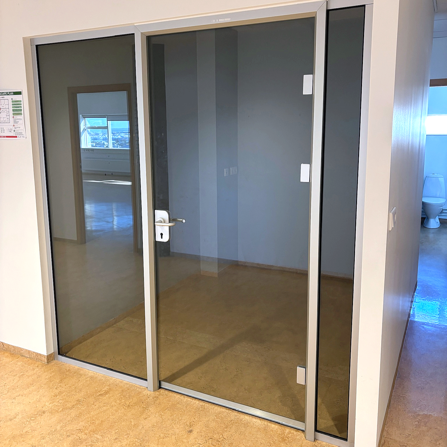 SELT / SOLD Glerveggur með hurð, H208xB198sm.