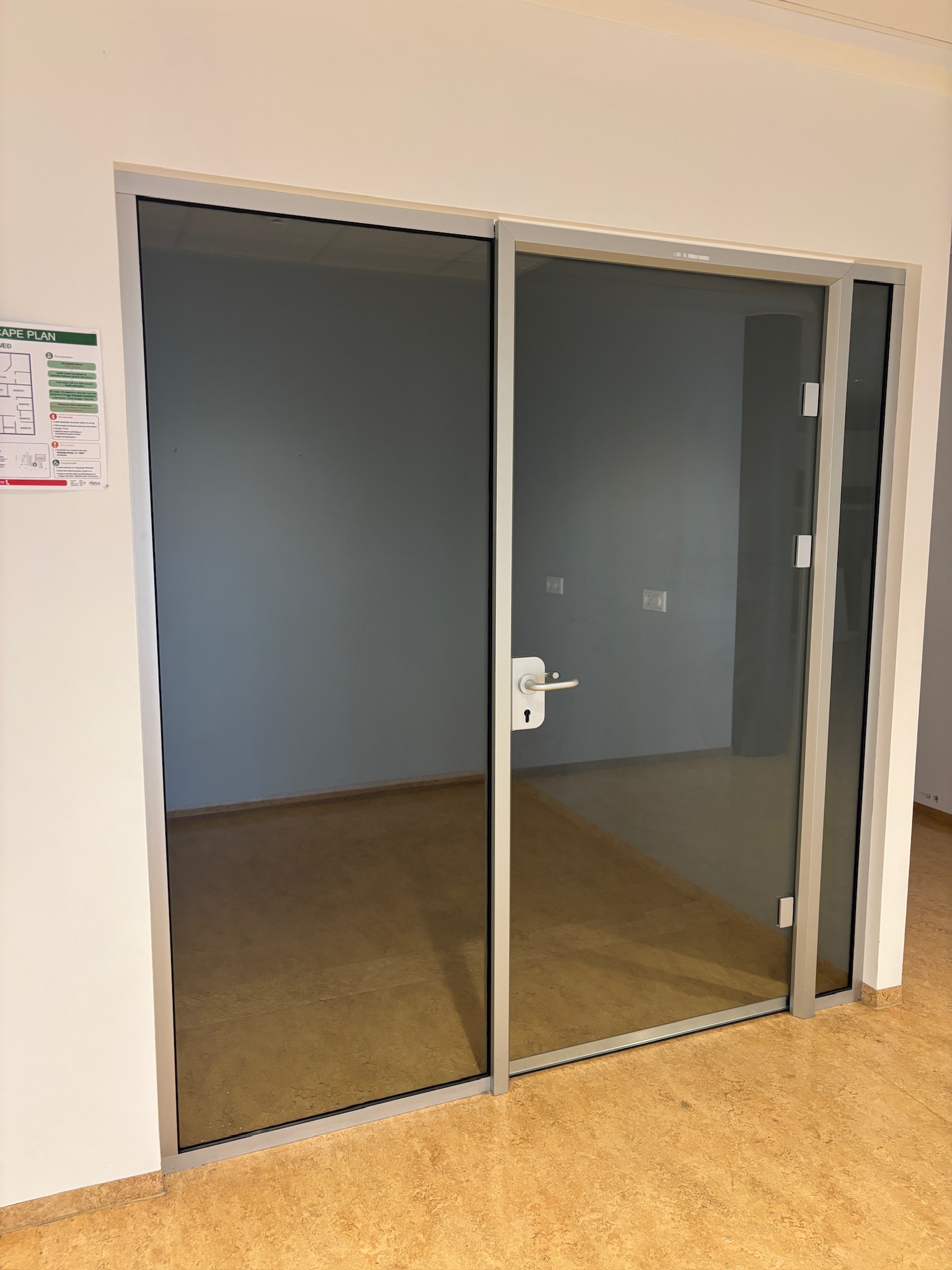 SELT / SOLD Glerveggur með hurð, H208xB198sm. 3