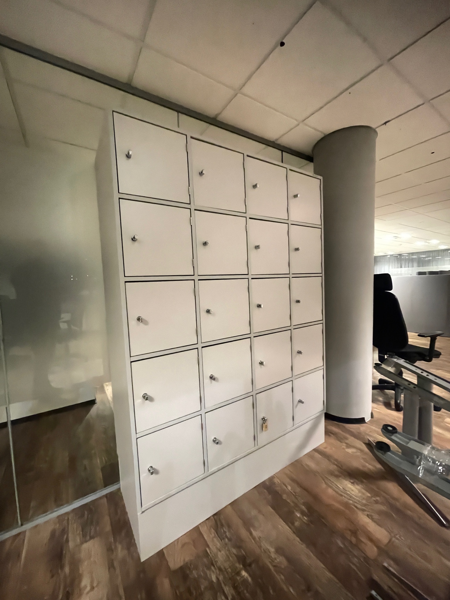 SELT / SOLD Hólfaskápur starfsmannaskápur - frá Á. Guðmundsson, 20 hólf