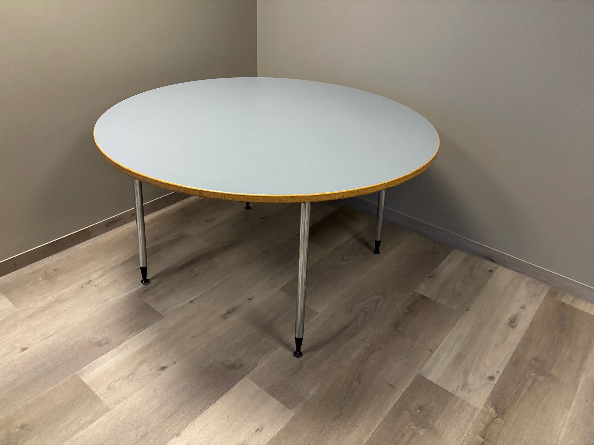SELT / SOLD Kusch fellihringborð, L130 x B130 x H72,5 sm. 2