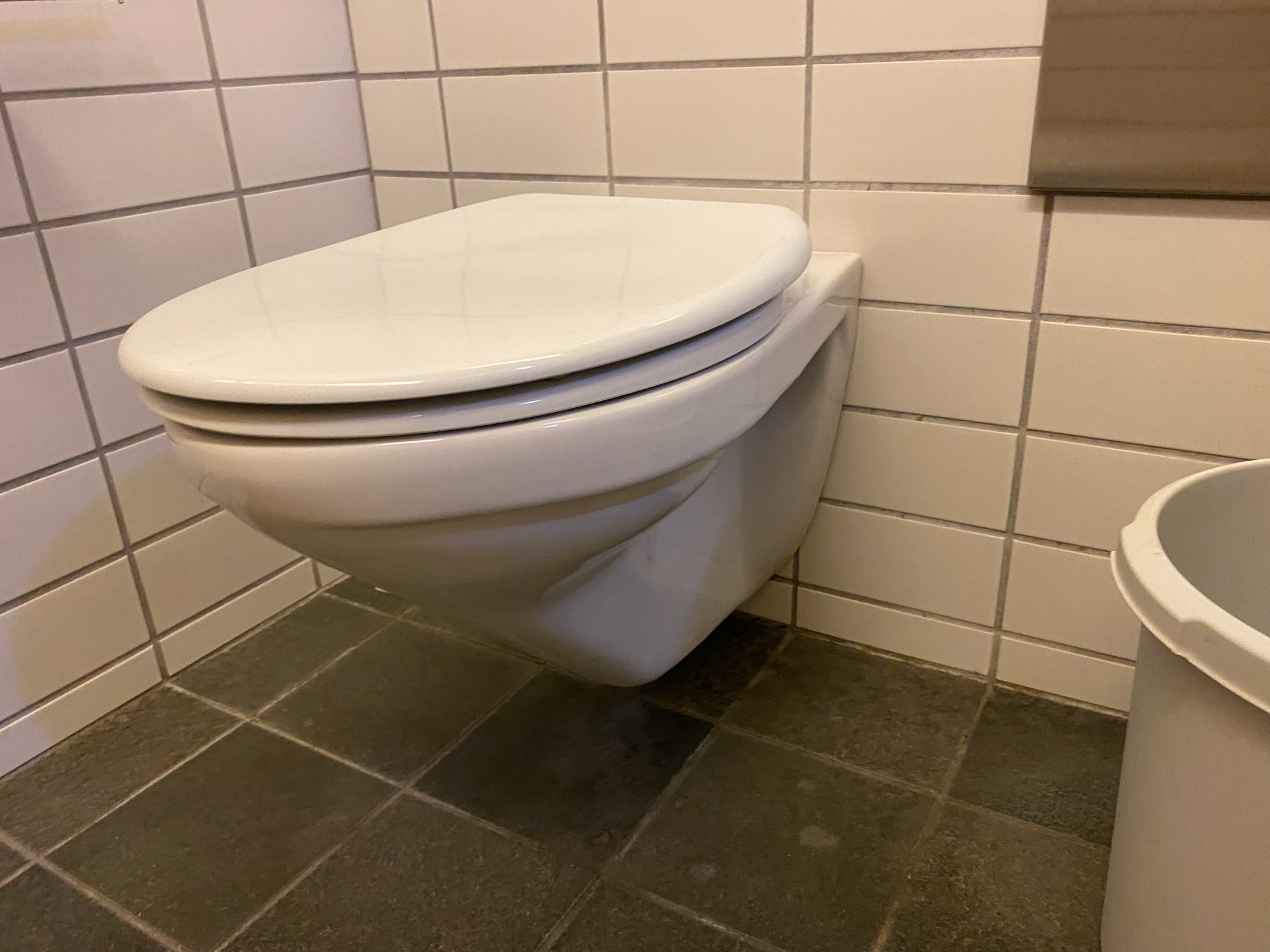 SELT/SOLD WC / vegghengt salerni, kassi og takkar (13 stk.) 6