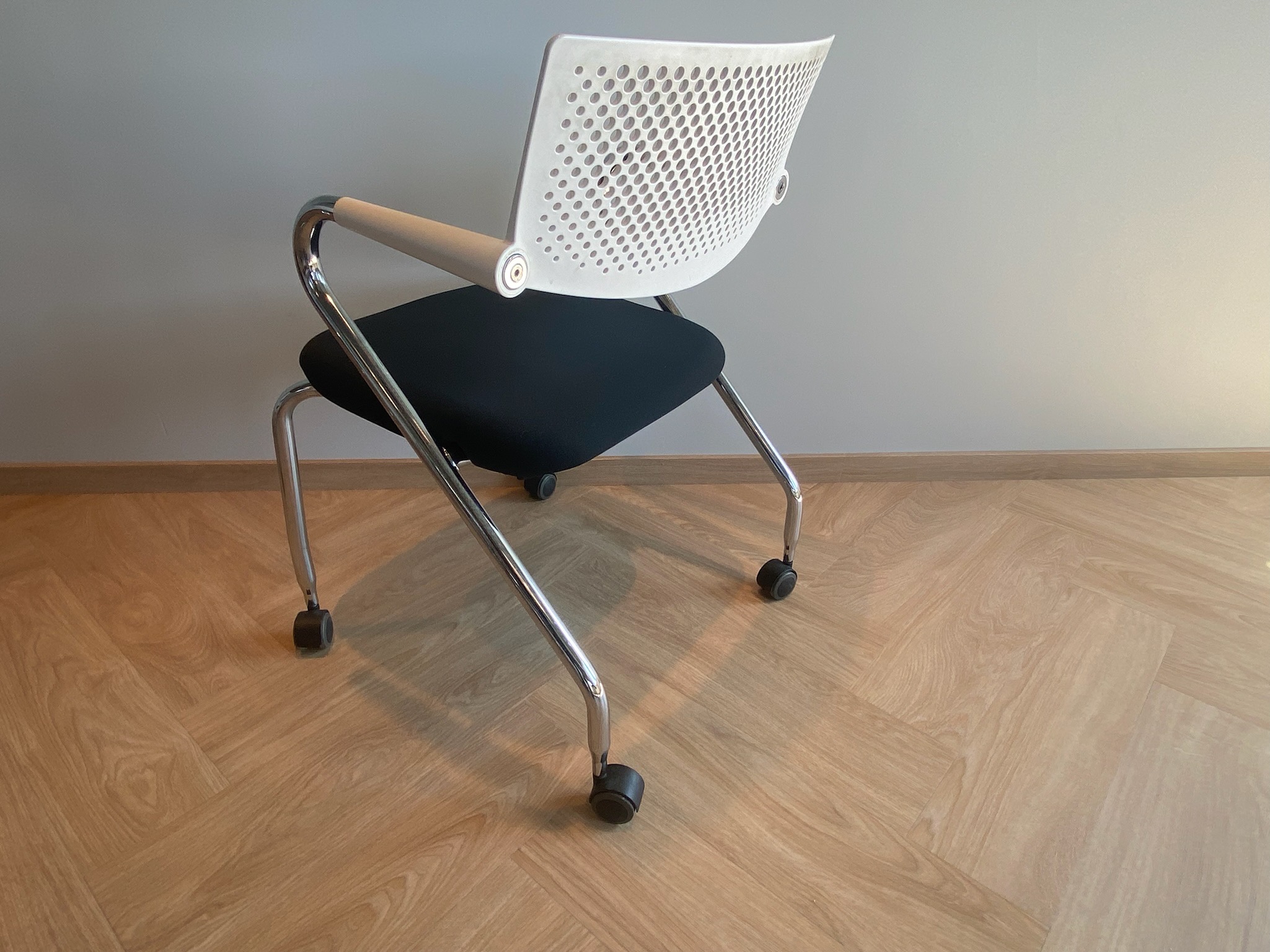 SELT / SOLD Vitra fundarstólar á hjólum frá Pennanum 4