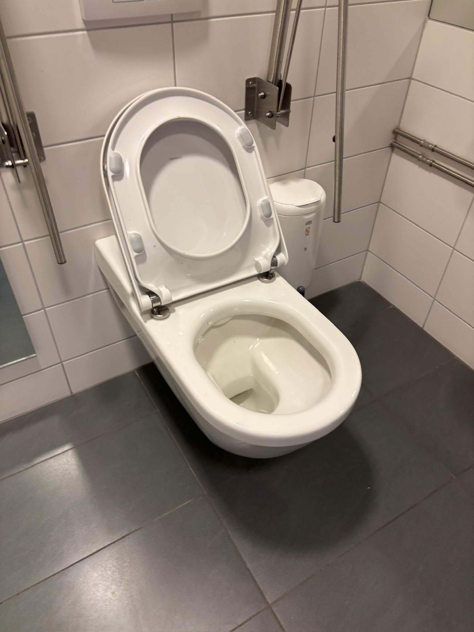 SELT / SOLD vegghengt salerni / WC fyrir fatlaða með hæglokandisetu (2 stk. 3
