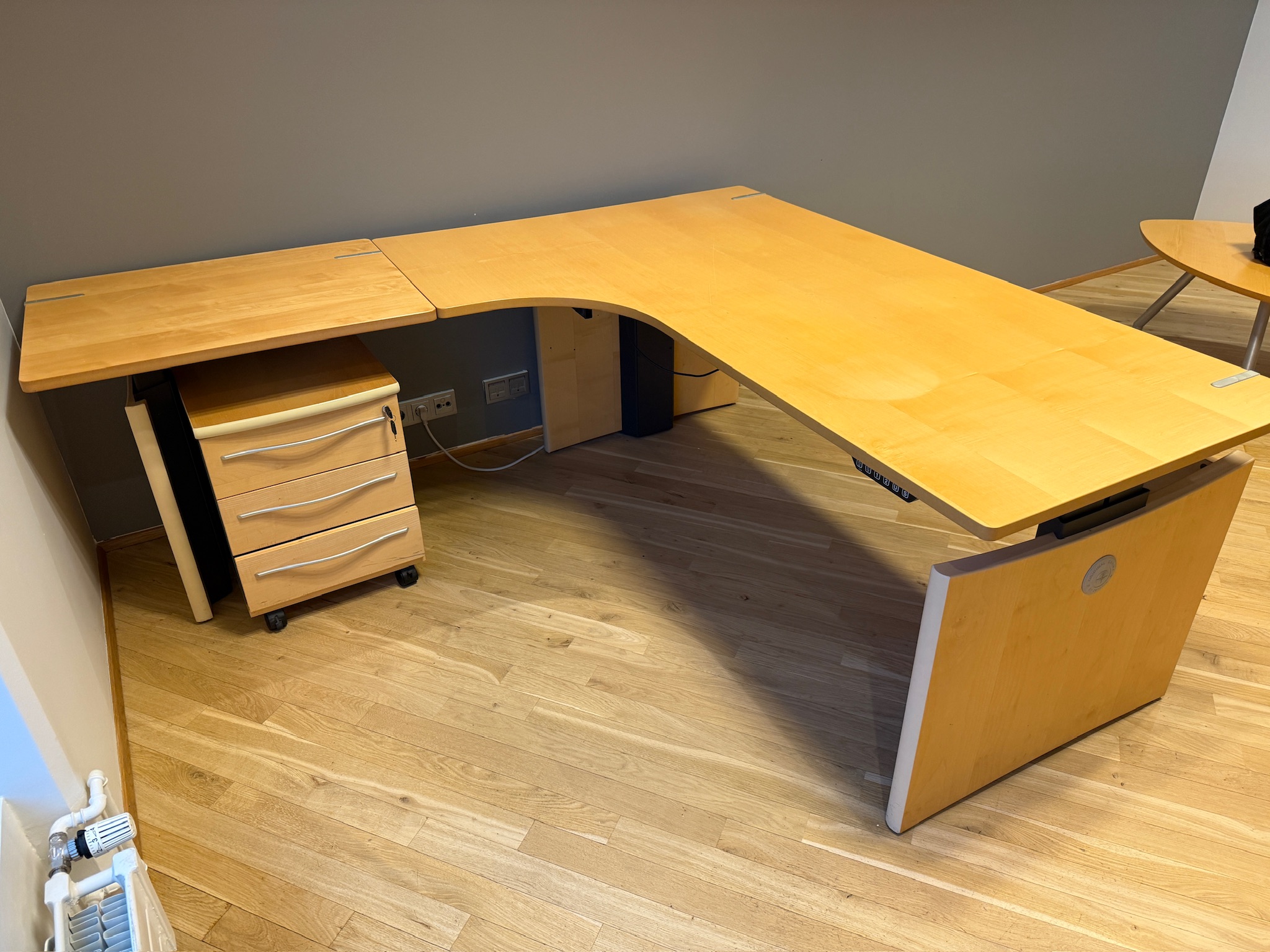 SELT / SOLD Dencon rafmagnshornborð m/blygðunarspjaldi, B200xL180sm. 4