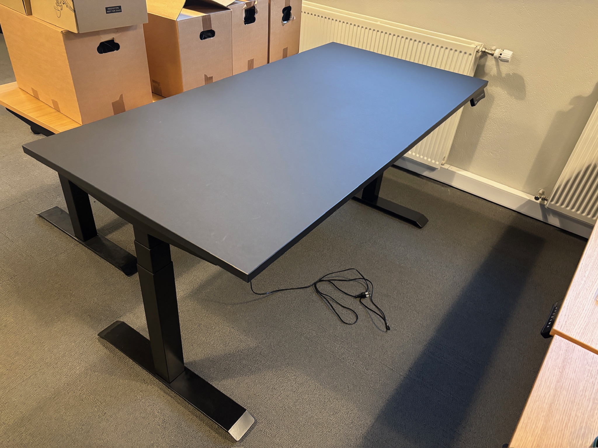 EKKI TIL SÖLU - Kinnarps rafmagnsborð frá Pennanum, B160 x D80 sm.