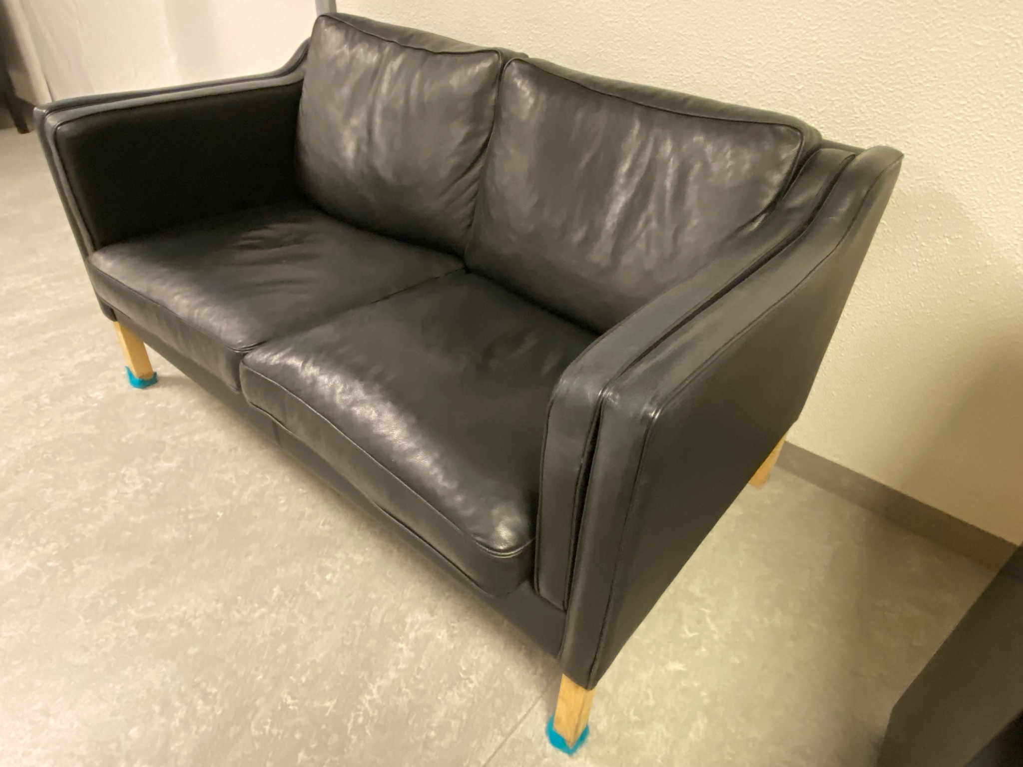 SELT / SOLD - Flottur leðursófi, 2gja manna, B142 x D80 sm. - Ekki Borge Moge 2