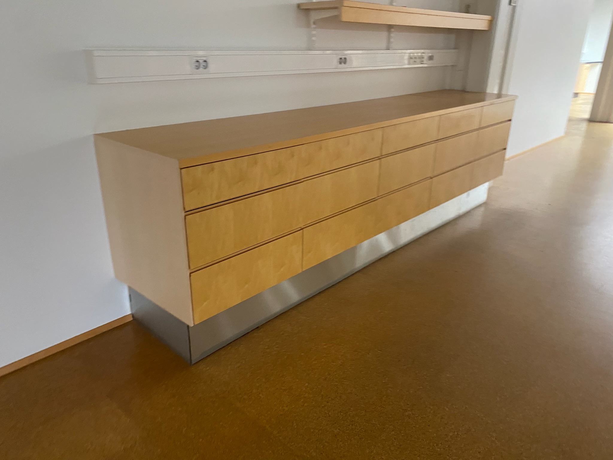SELT / SOLD Skápainnrétting, B308 x D61 x H90 sm. 3