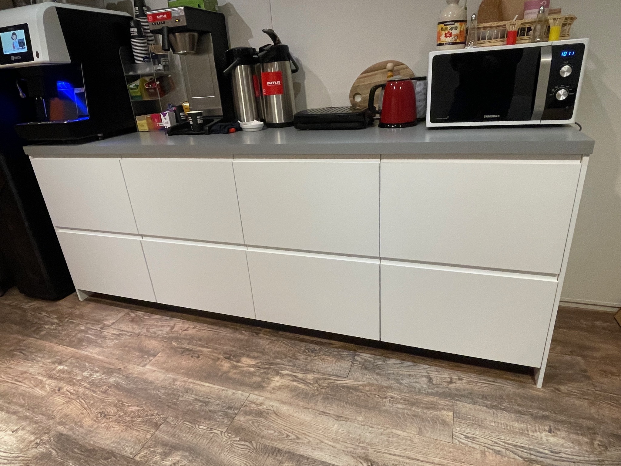SELT / SOLD IKEA skápainnrétting, B244 x D63 x H92 sm.
