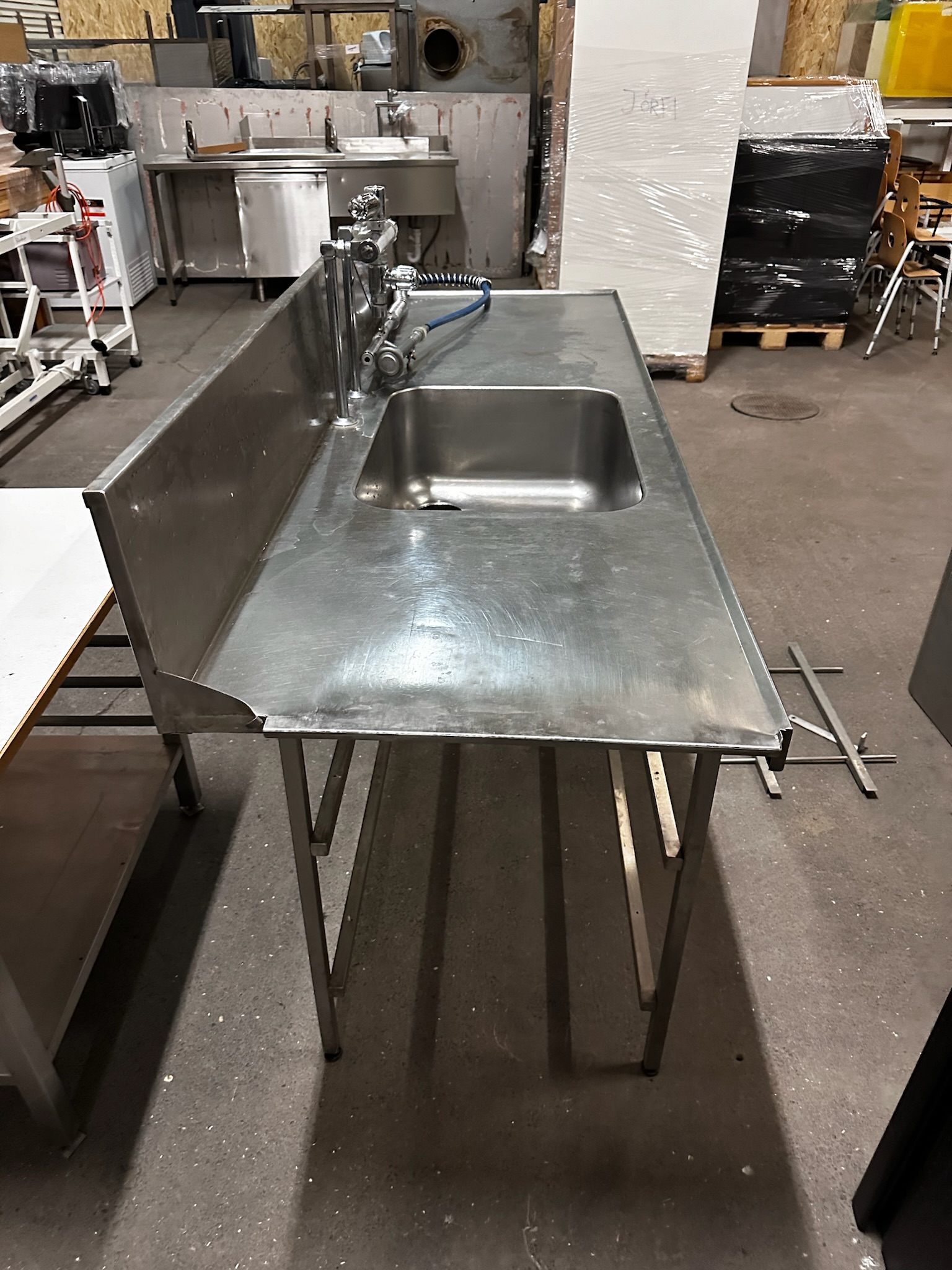 SELT / SOLD - Stálborð m/vaski, blöndunartæki og kant, B202 x D80 x H90 sm. 4