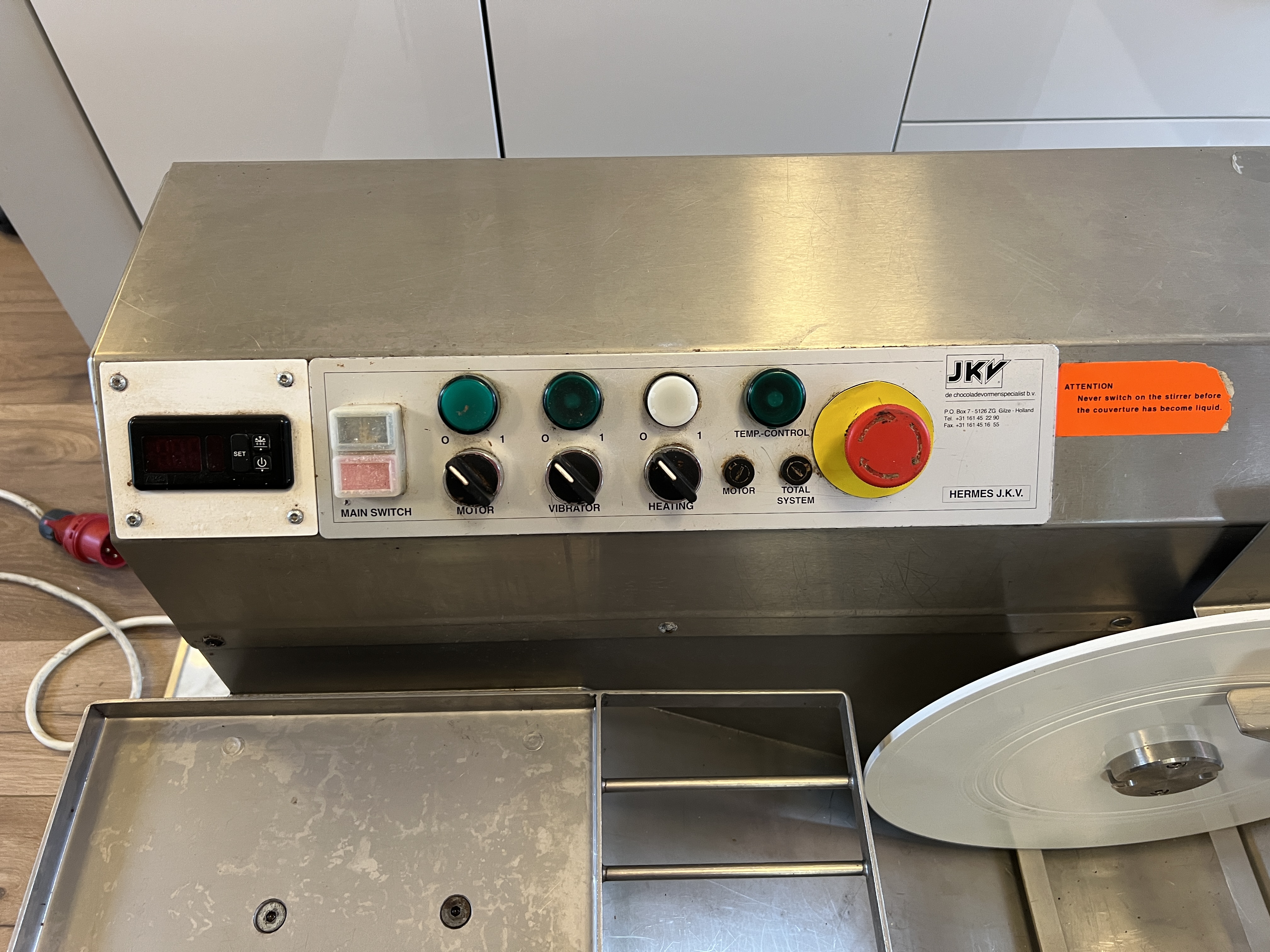 Súkkulaðivél - færiband - skammtari JKV30 - MOULDING MACHINE 30 K 12