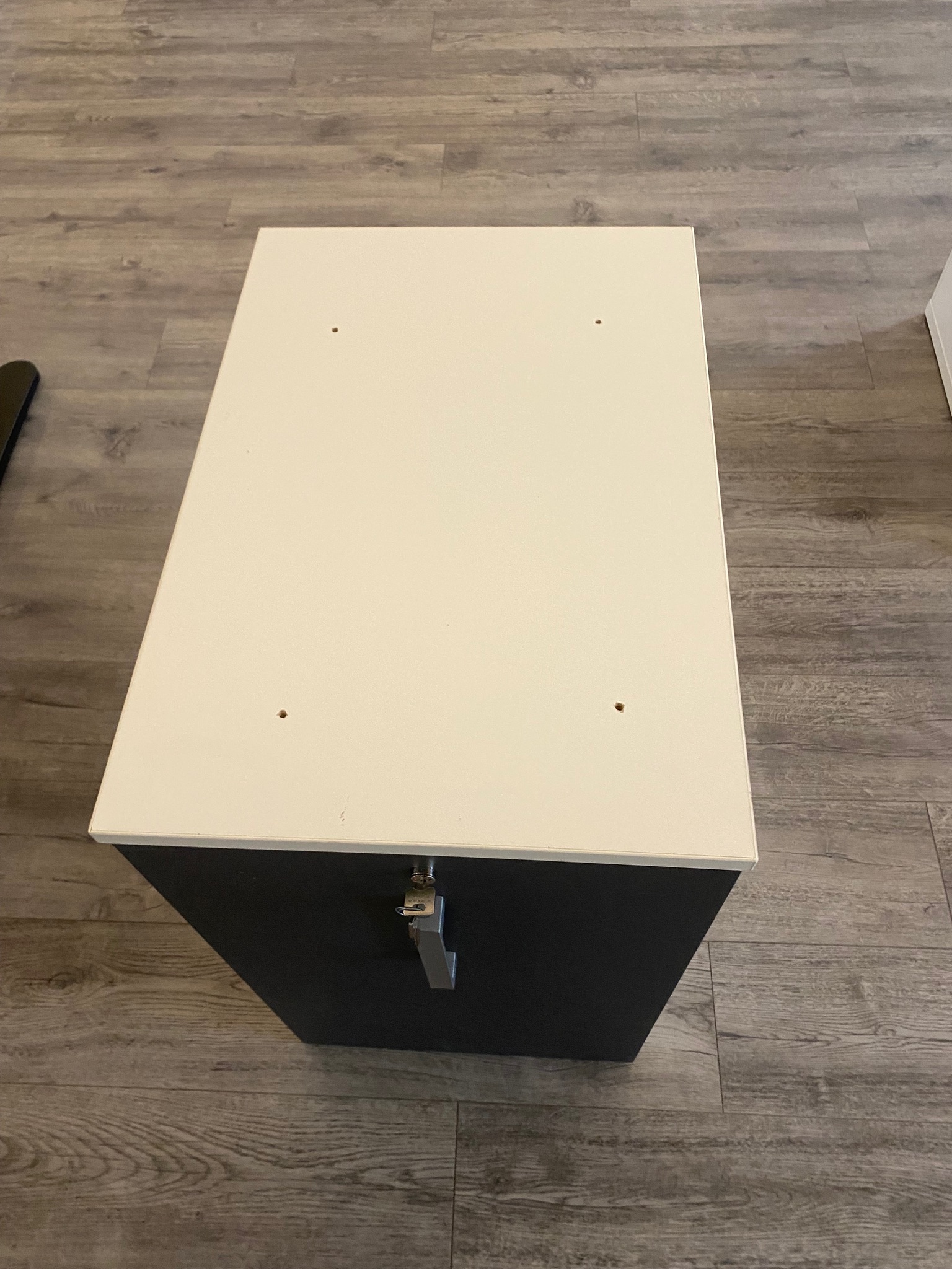 SELT / SOLD Skrifstofukálfur undir borð m/læsingu H70 B40 x D60 sm. 8