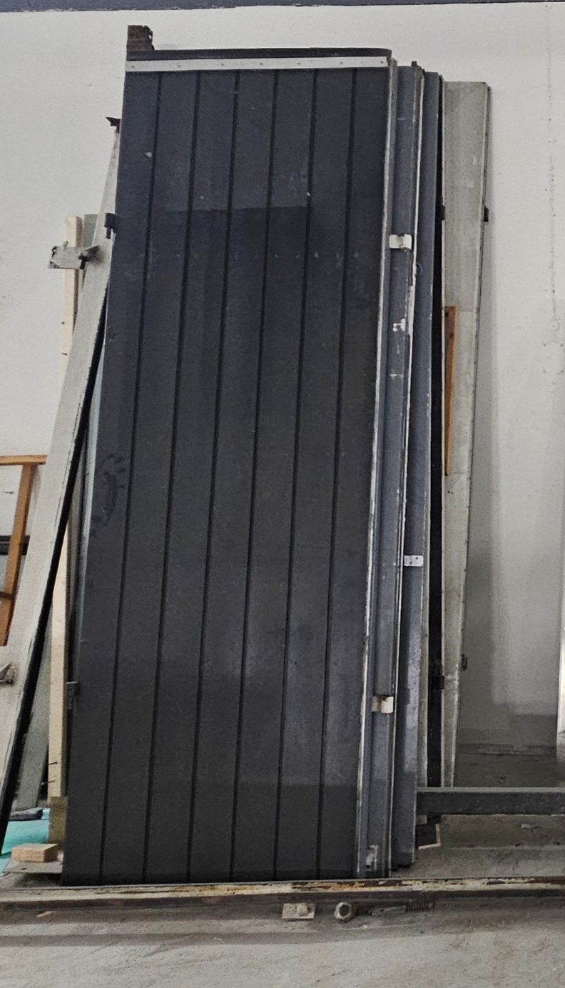 SELT / SOLD - Flekahurð - innkeyrsluhurð - 3/3 metrar 2