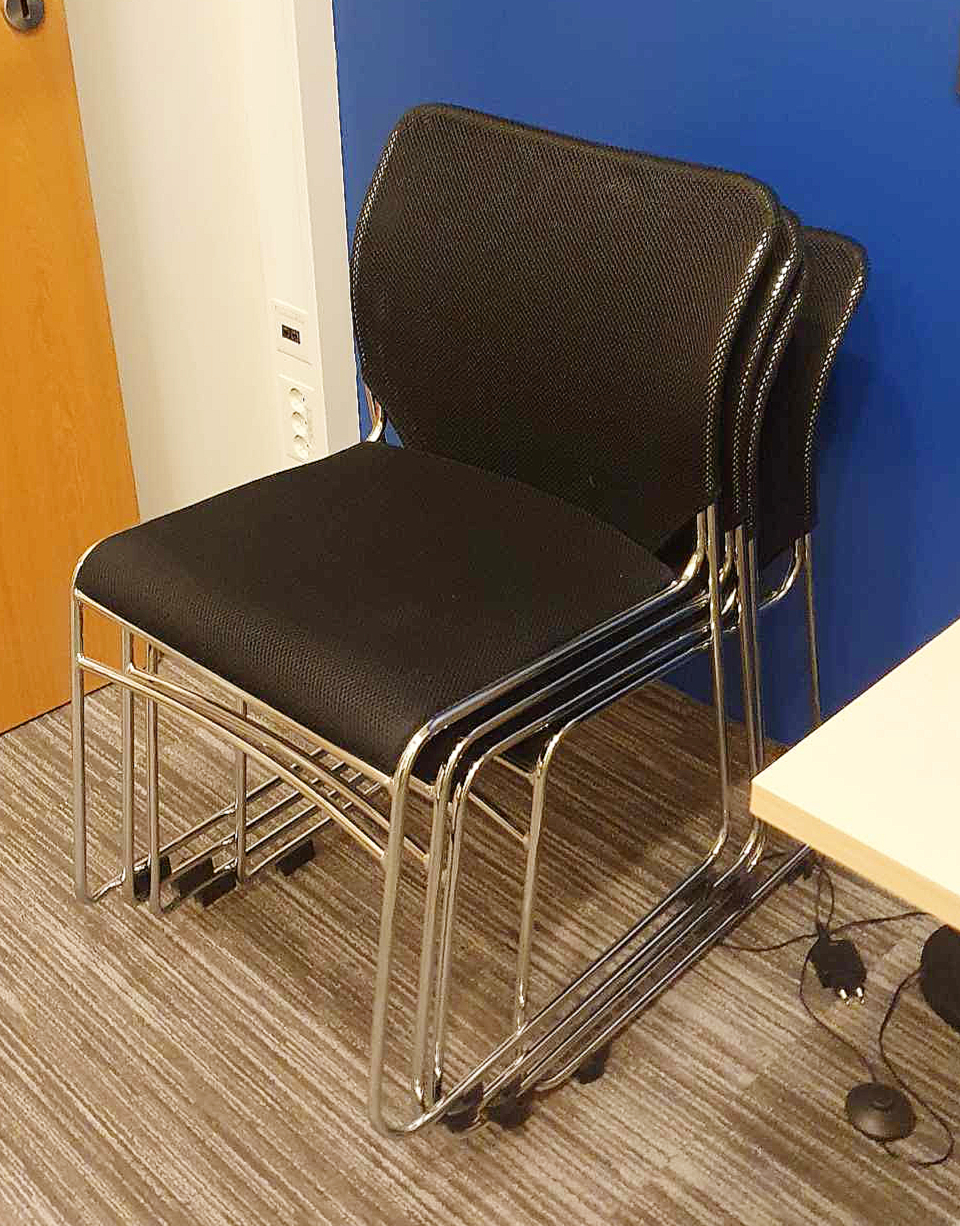 SELT / SOLD Eldhús/biðstofustólar svartir staflanlegir