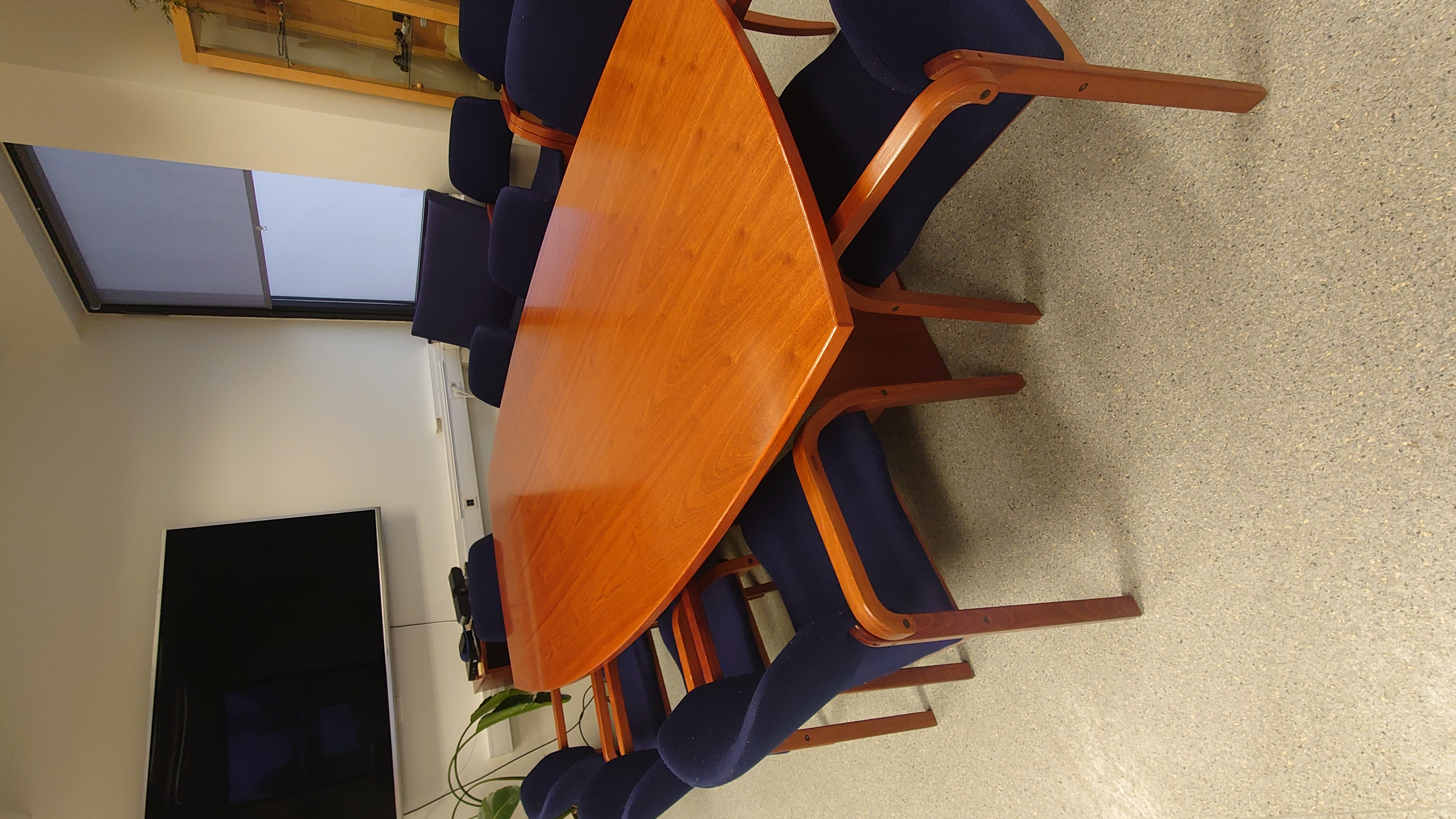 SELT / SOLD Fundarborð, 6-8 manna og stólar L220xB110xH75sm. 2