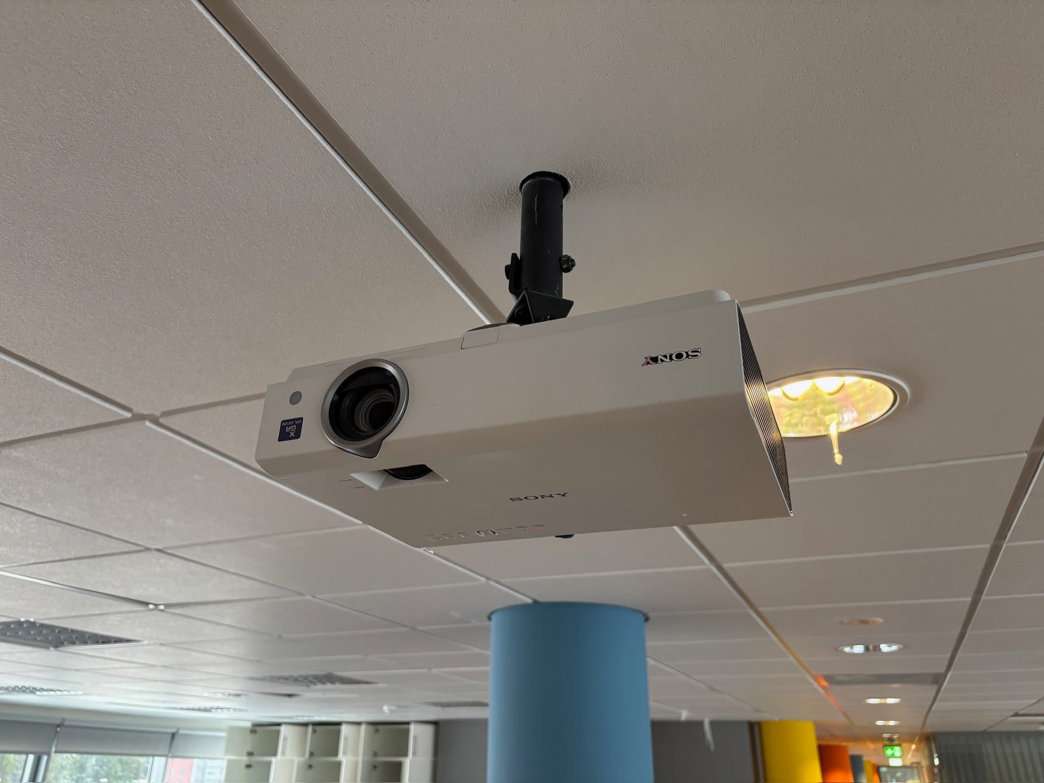 SELT / SOLD - Sony VGA myndvarpi VPL-DX120 m.loftfestingu 2