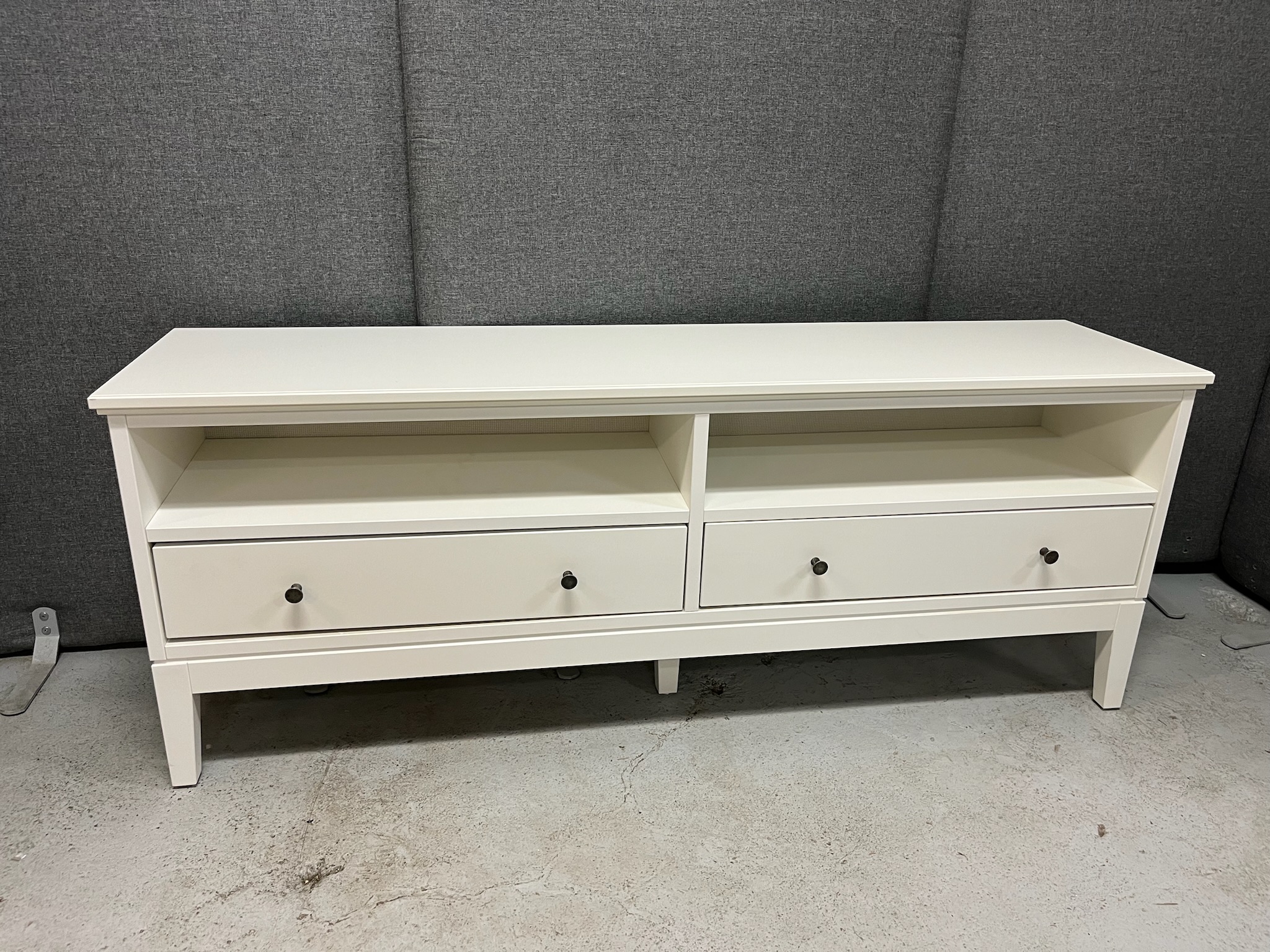 SELT / SOLD IKEA sjónvarpsbekkur, B163 x D40 x H63 sm. 2
