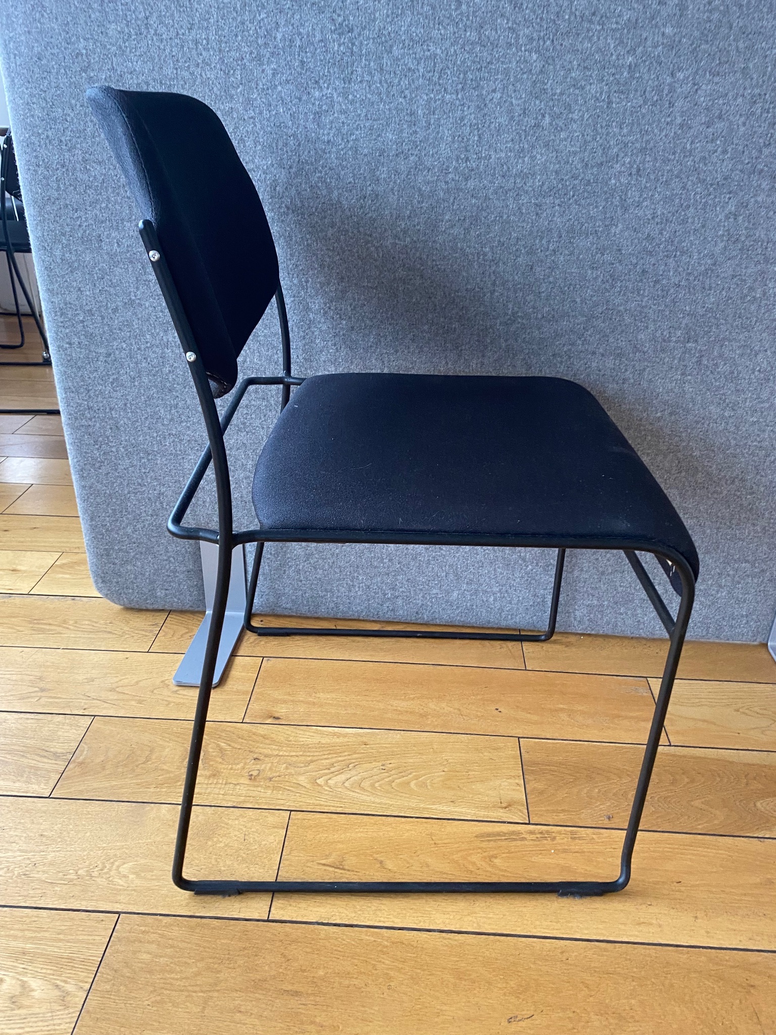 SELT / SOLD Stólar frá Stáliðjunni, staflanlegir (20 stk.) 3