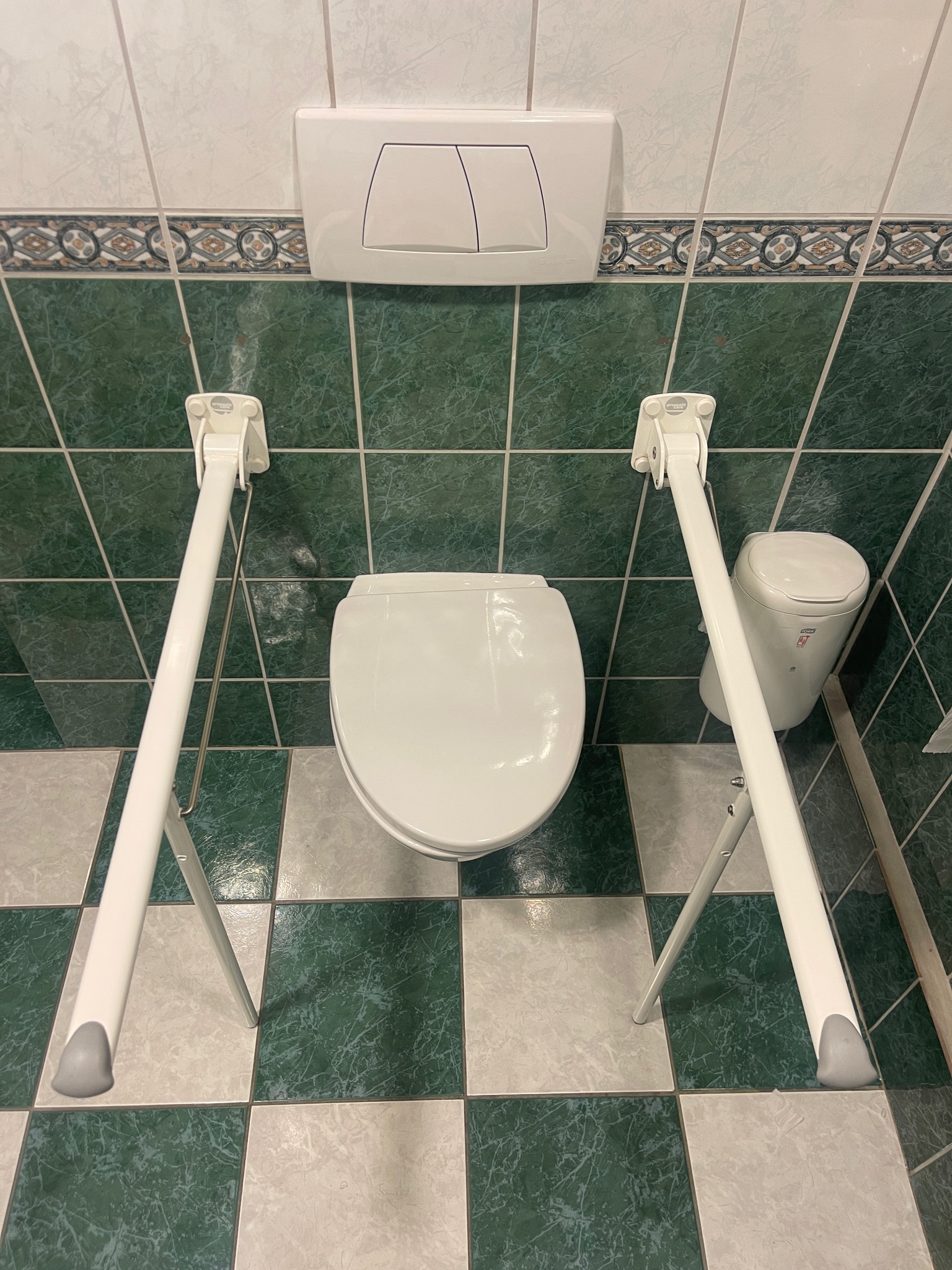 SELT / SOLD WC / vegghengt salerni fyrir fatlaða ásamt skolspjaldi 3