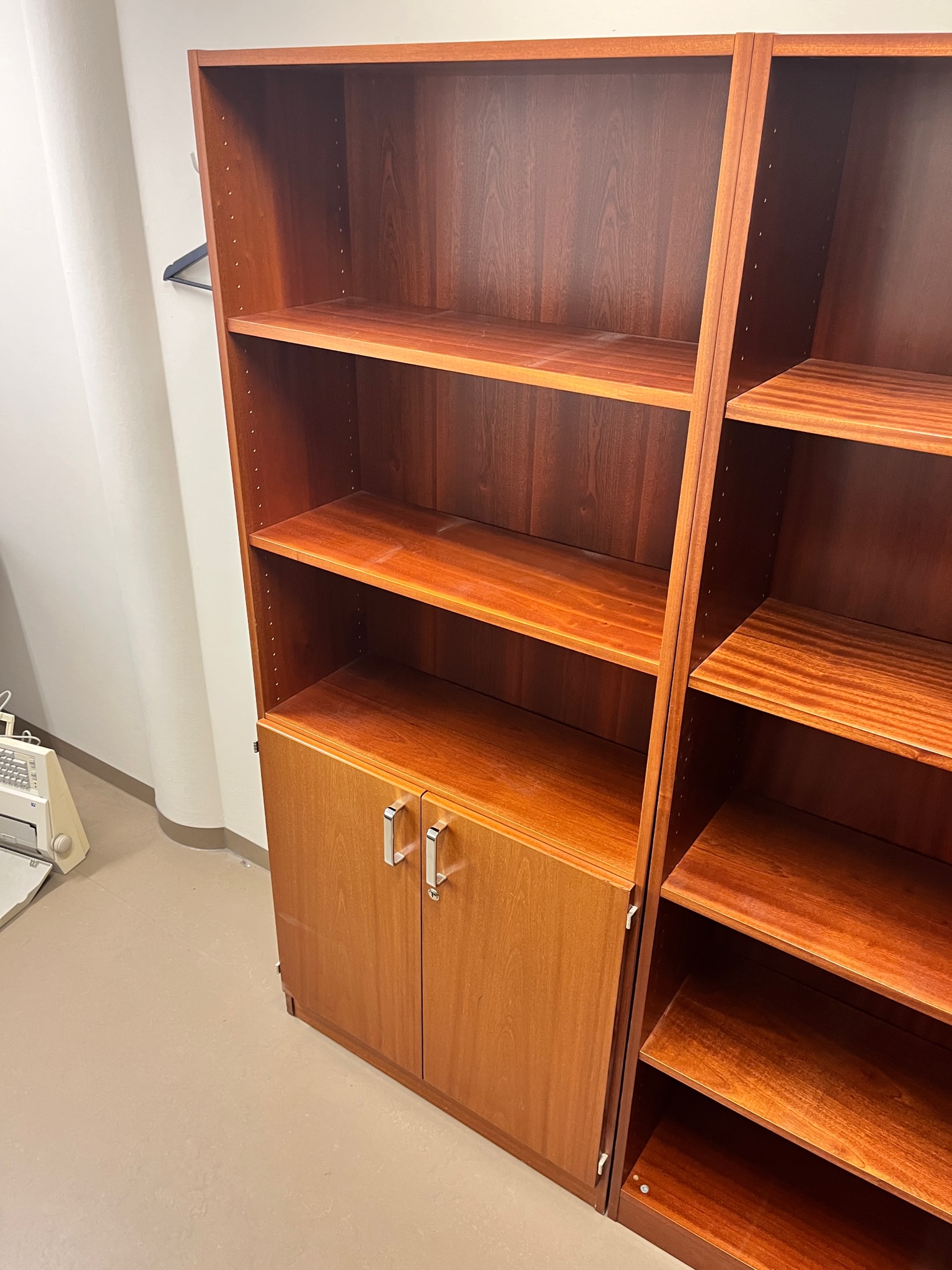 SELT / SOLD Skrifstofuskápur 3