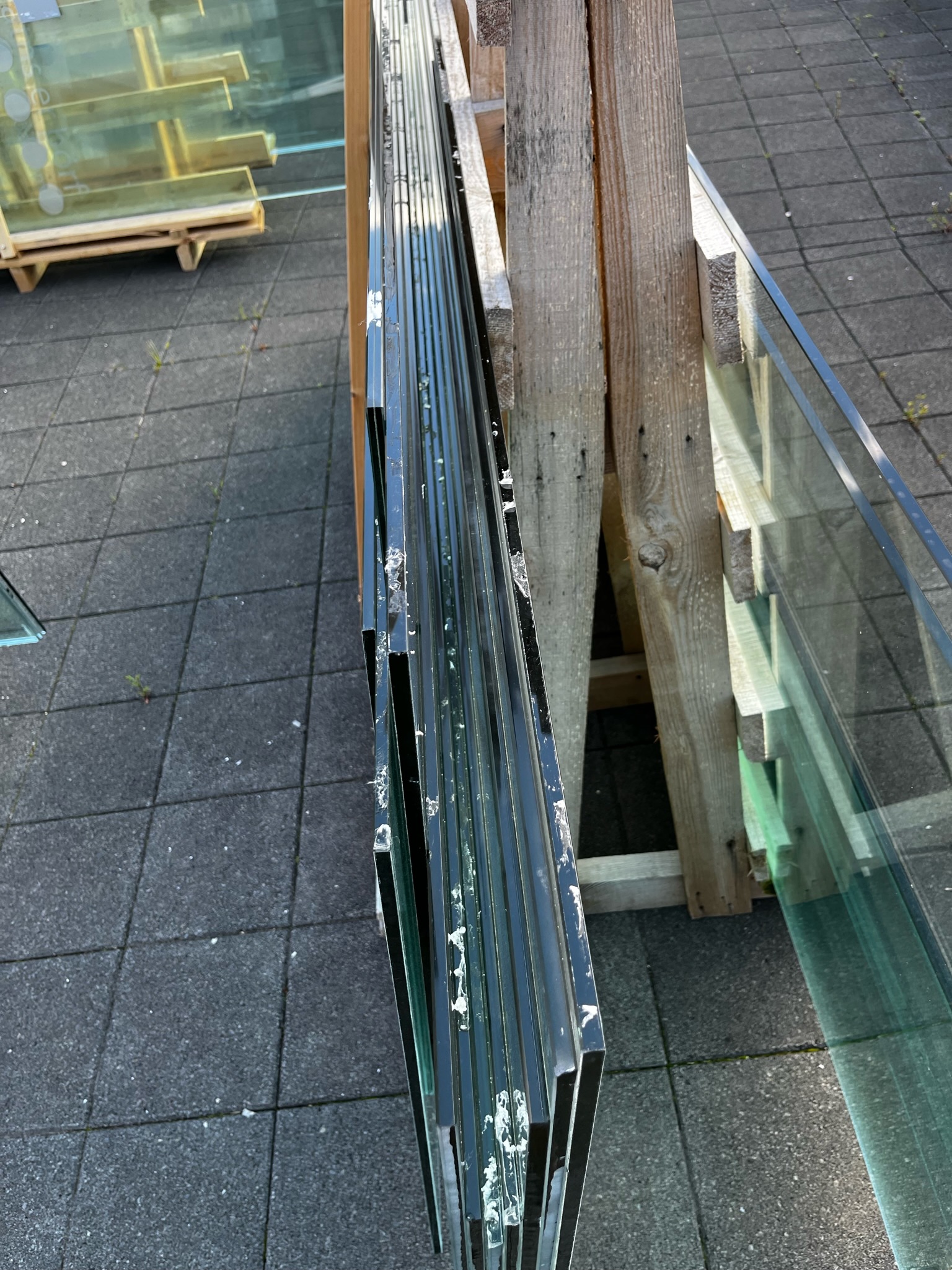 SELT / SOLD Glerveggir - hert gler - 273 sm hæð 9
