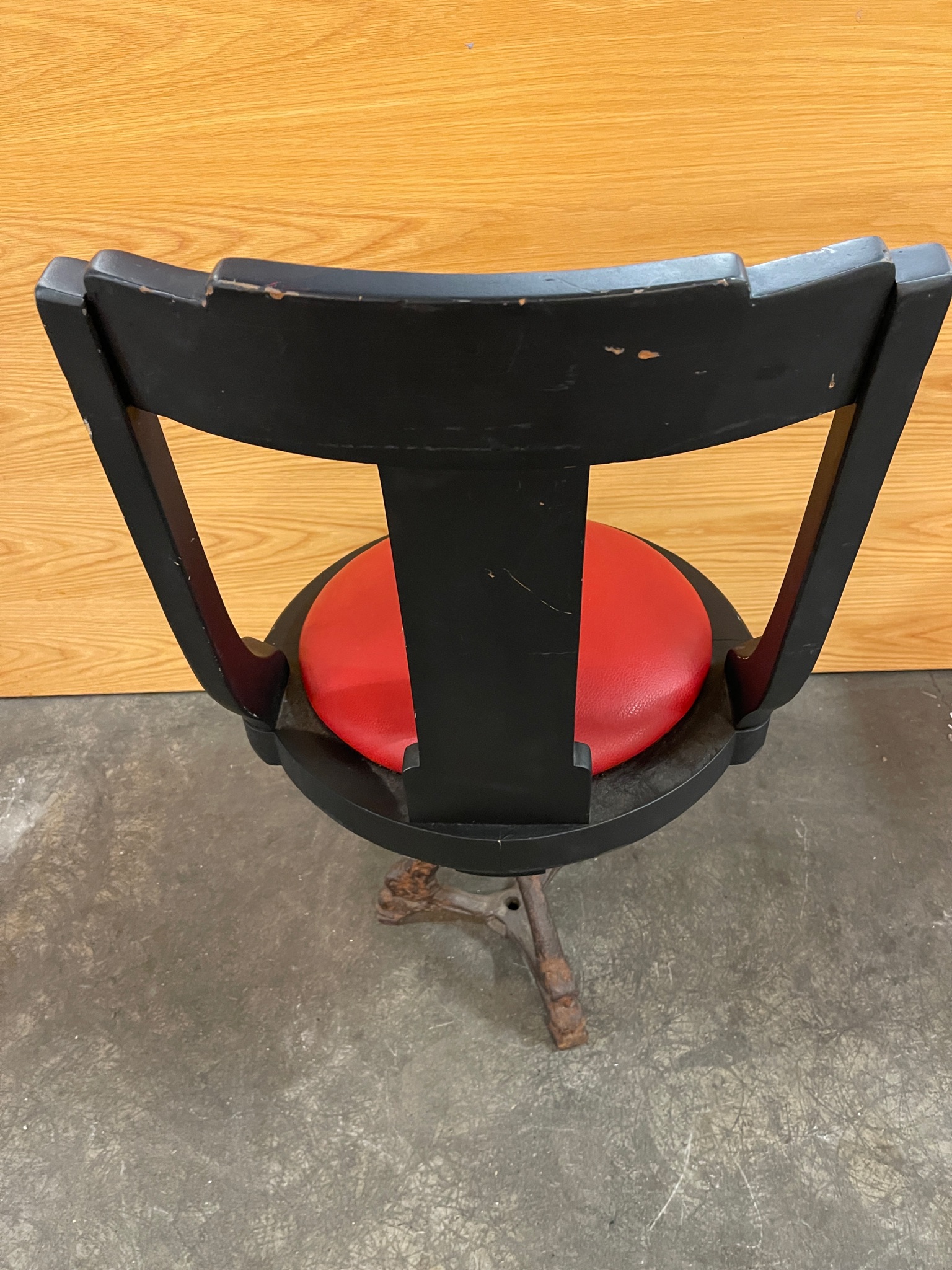SELT / SOLD Gullfallegur snúningsstóll m. rauðri setu 7