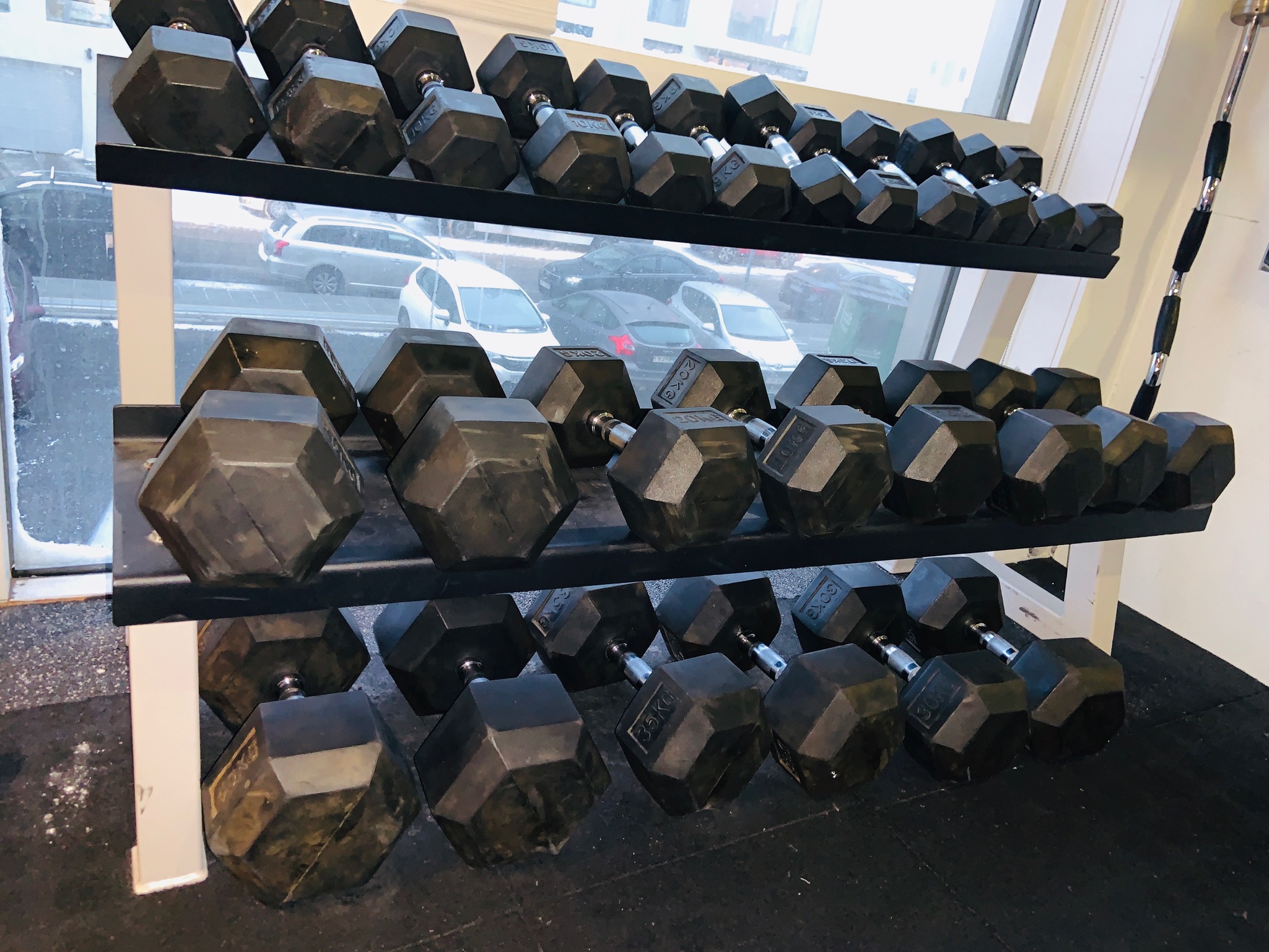SELT/SOLD-Upphífingarstöng á vegg- Pull up barHandlóð og rekki - Dumbbells 3