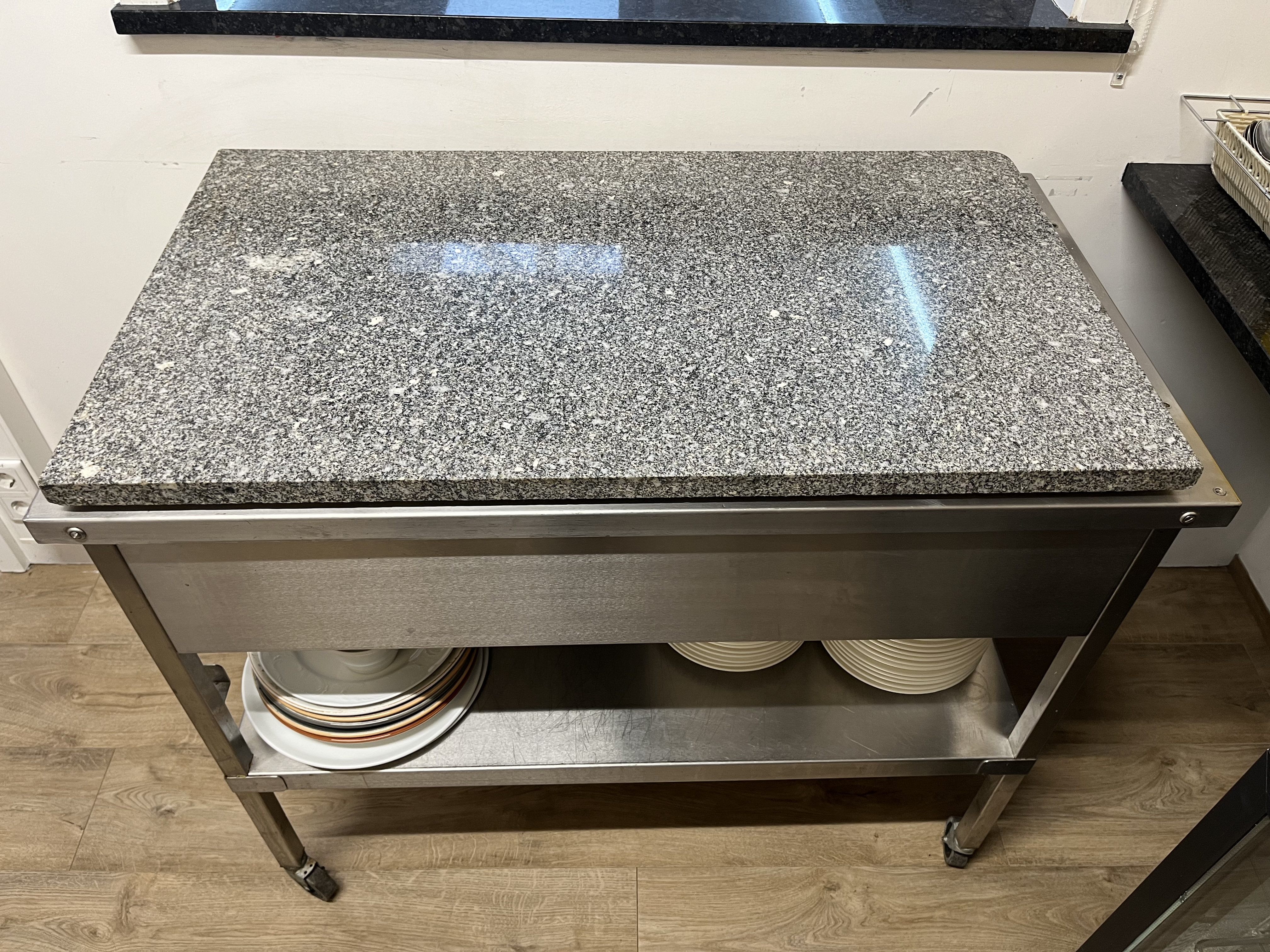 SELT / SOLD - Fráleggsborð á hjólum - járn og marmari 110 sm x 63 sm 2