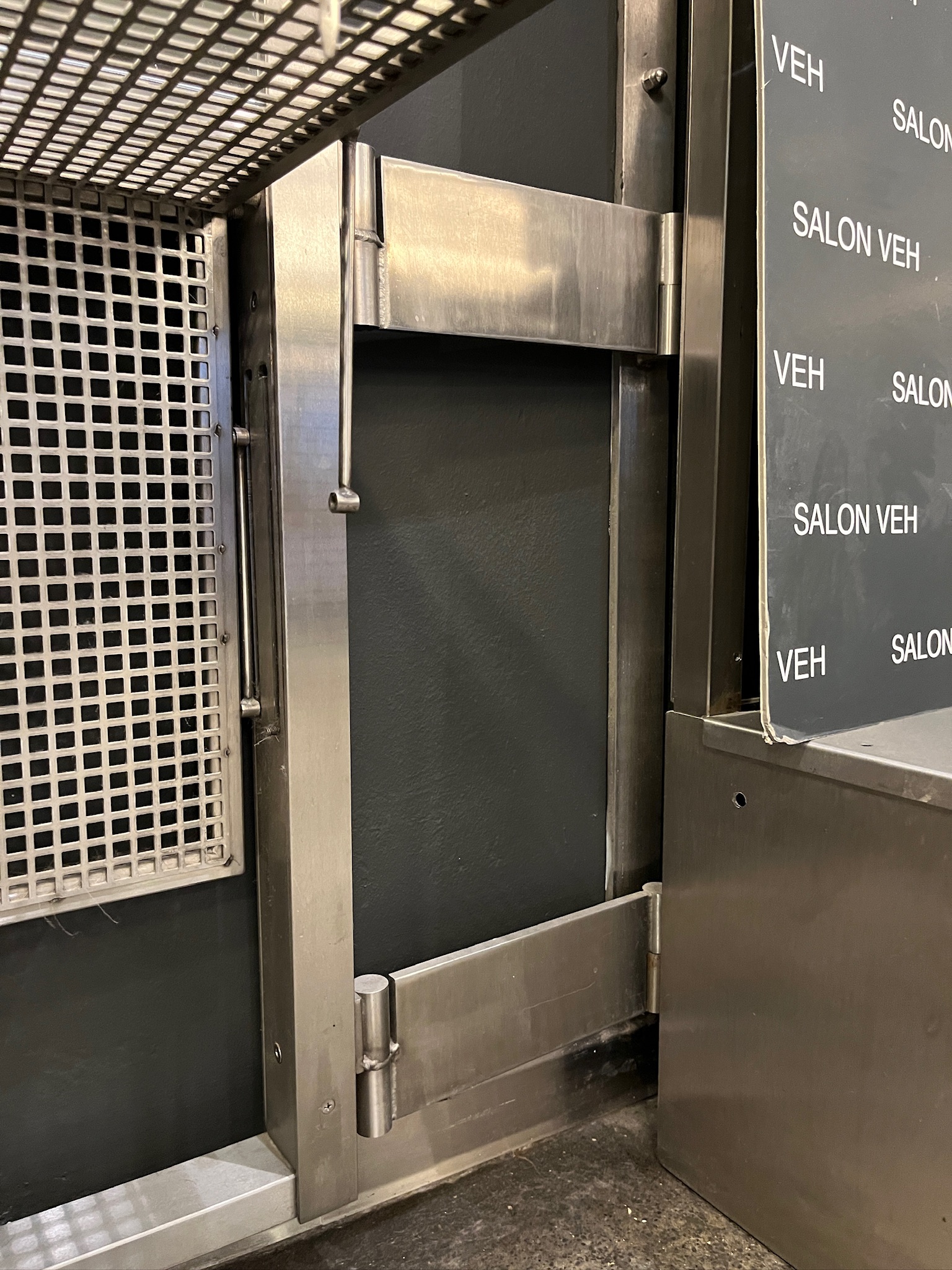 SELT / SOLD Spegill 250x250 með ljósi og rafmagni, sérsmíði á hjólum 250 s 7