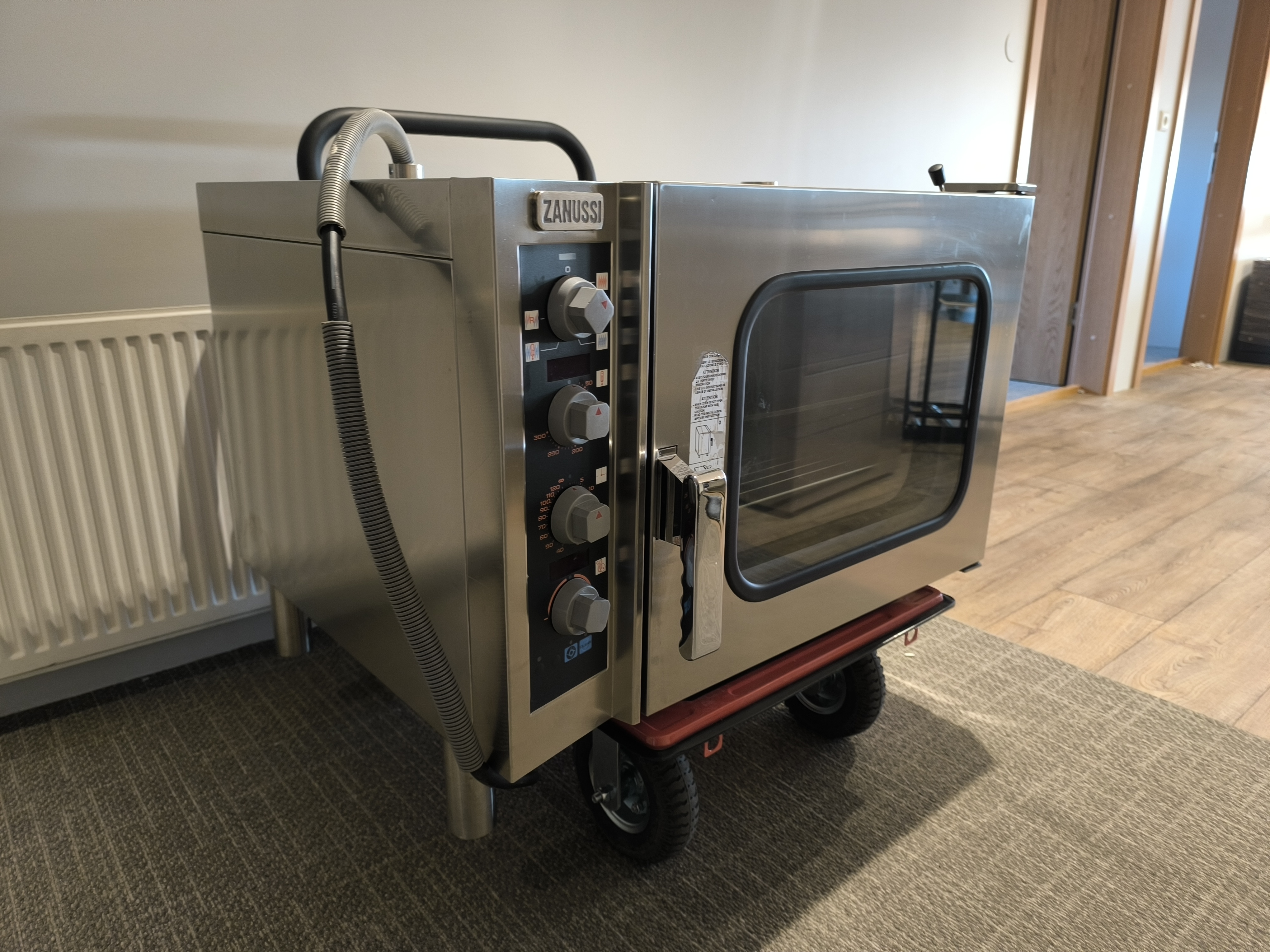 SELT / SOLD Zanussi gufuofn á standi, 6 skúffur 2