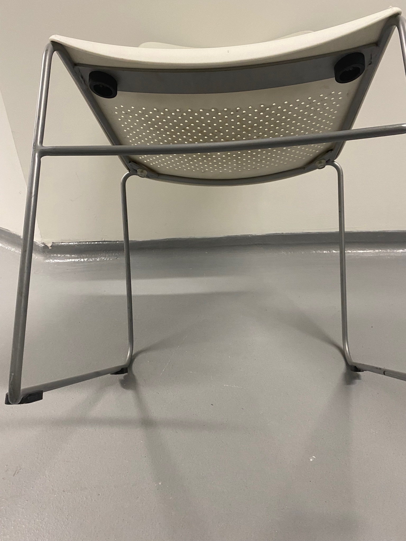 SELT / SOLD Stílhreinir eldhússtólar hvítir - staflanlegir 8