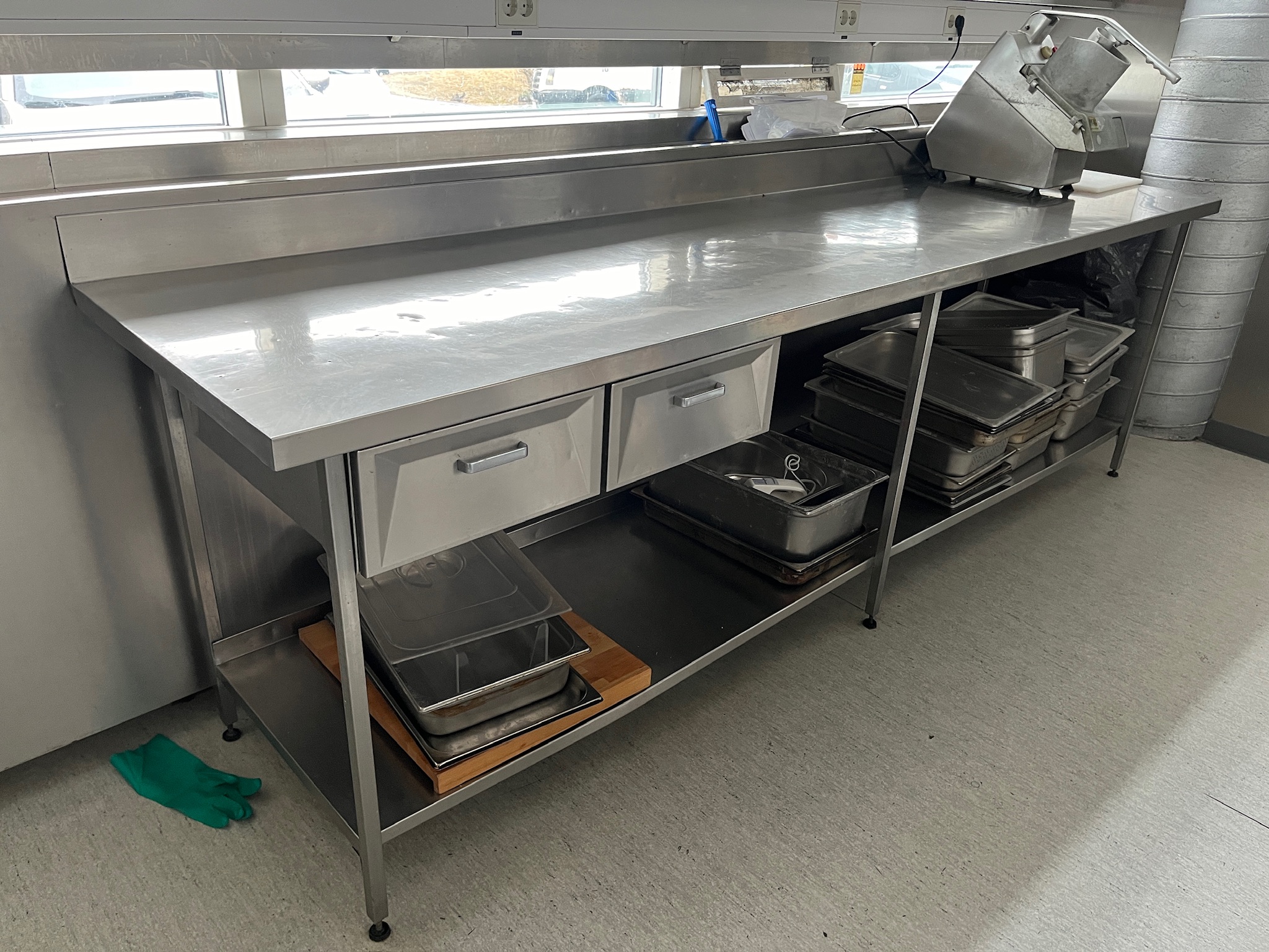 SELT / SOLD Stálborð með tveim skúffum B280 x D70 x H90 sm