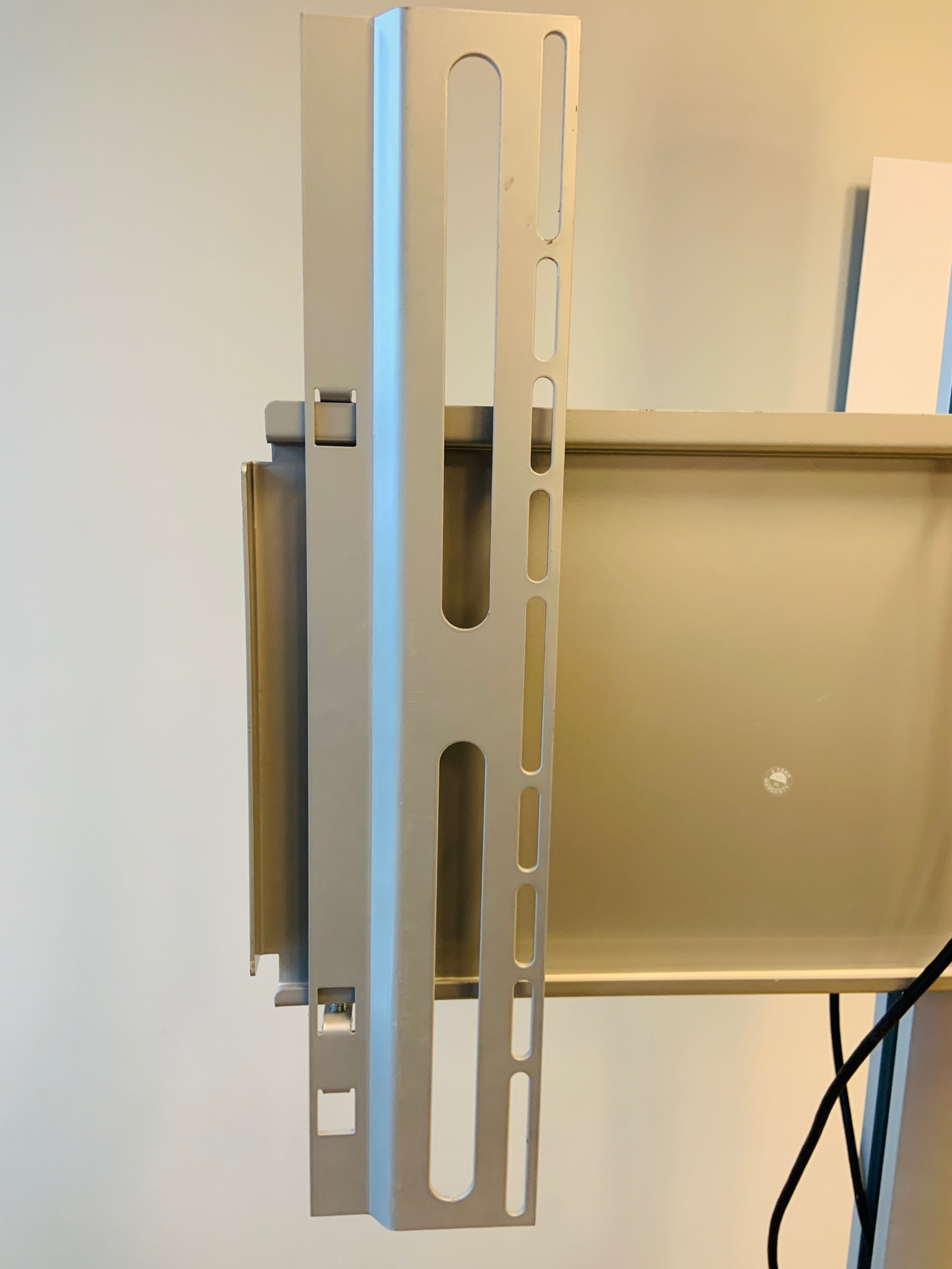 Selt-Sjónvarpsstandur á hjólum ásamt Crestron switch and receiver 2