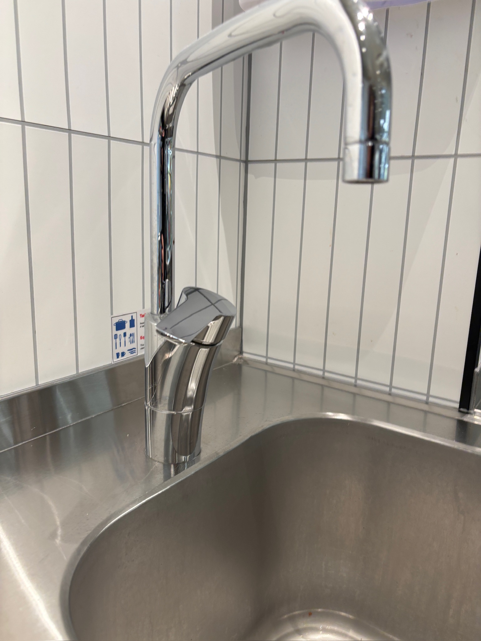 SELT / SOLD Stálvaskborð m.blöndunartæki, kanti og skáp B60xD65xH90 6