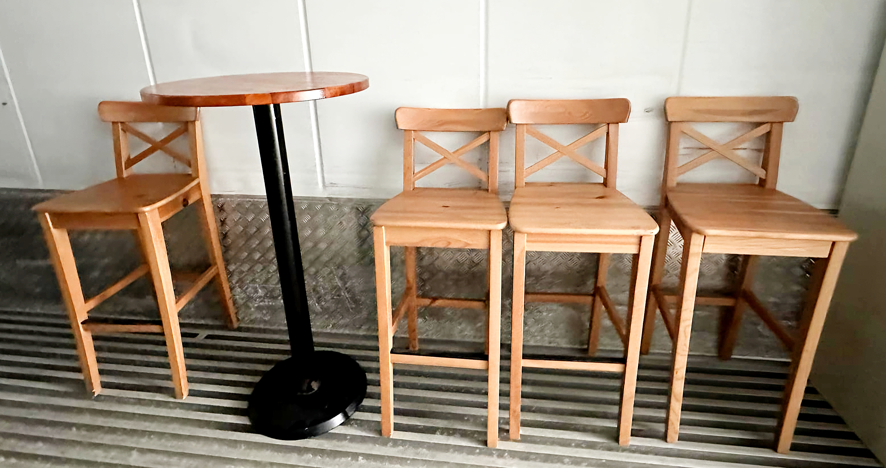 SELT / SOLD Háborð og 3 hástólar