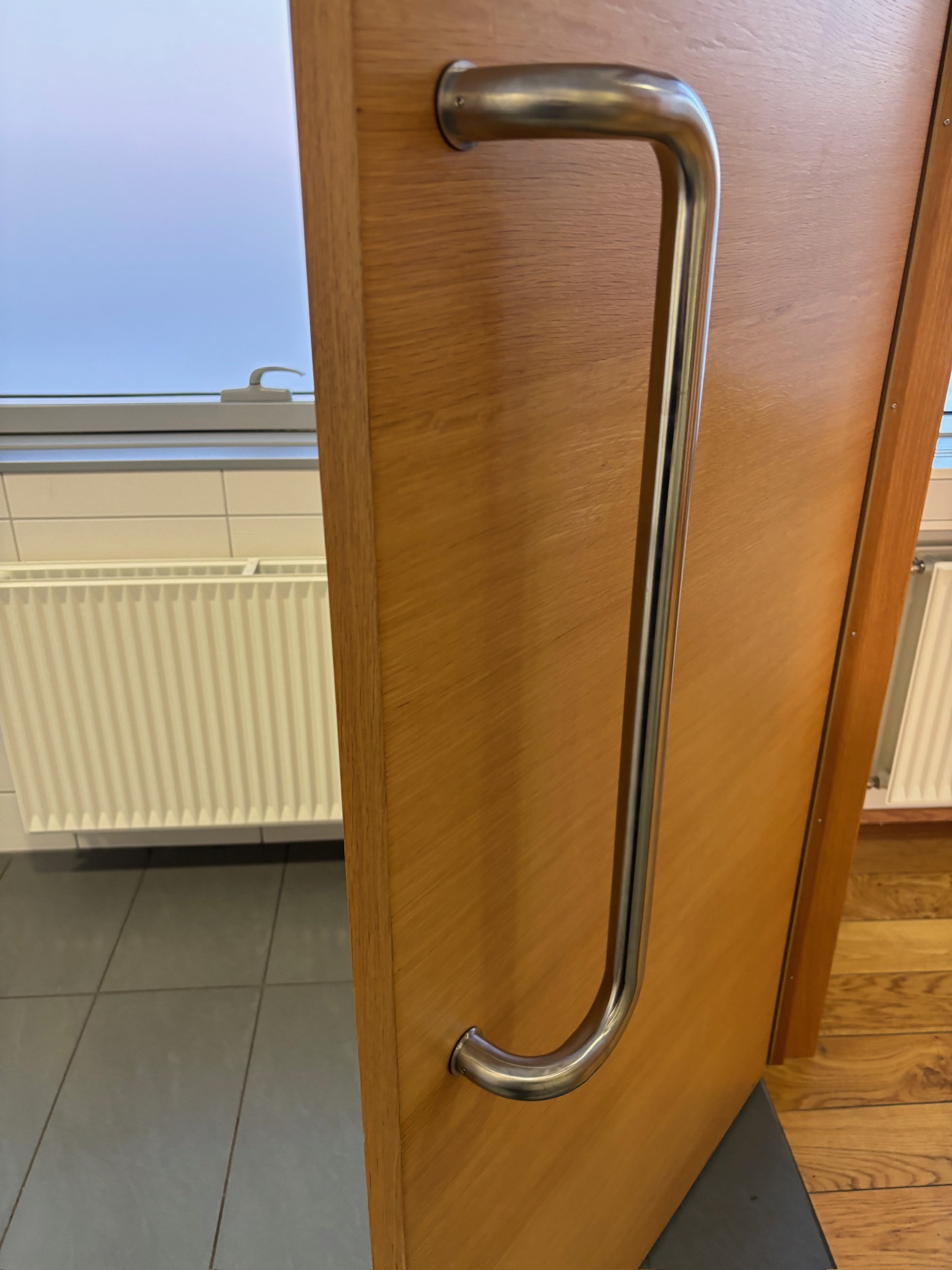 SELT / SOLD Yfirfelld, hljóðeinangrandi viðarhurð með pumpu, H215xB98 sm. 13