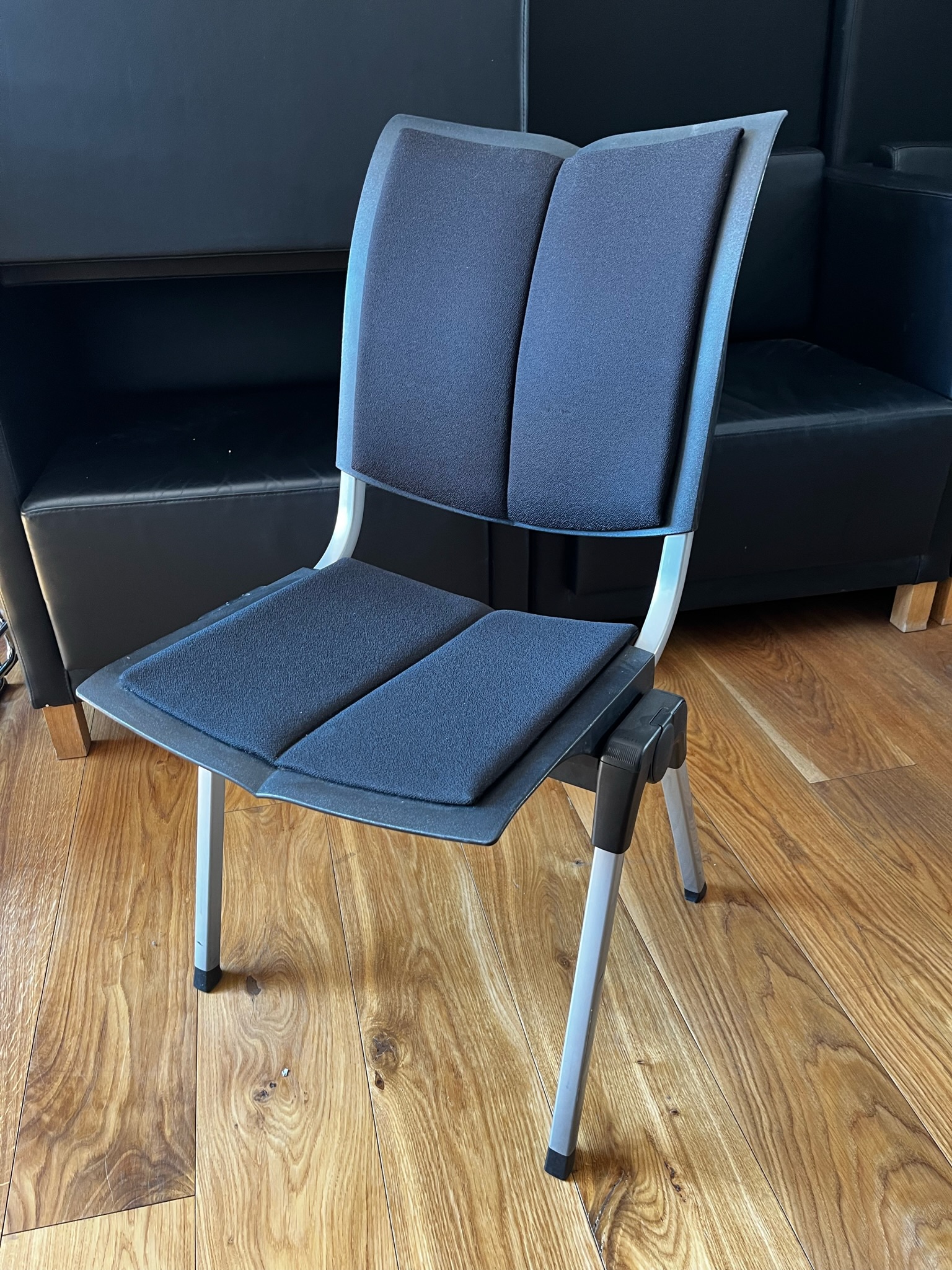 SELT / SOLD Håg fundarstólar svartir, staflanlegir 3