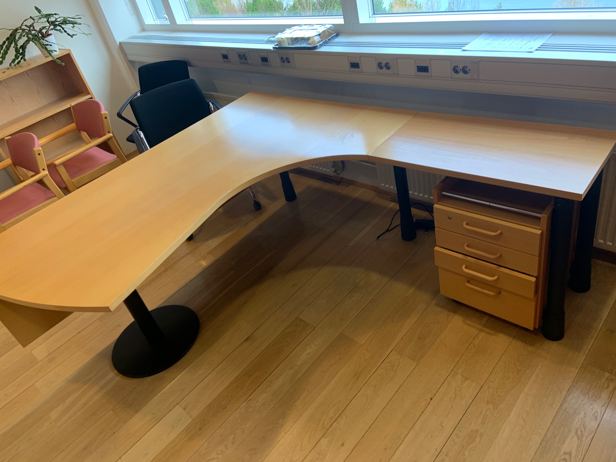 Selt/Endurnýtt-Hornskrifborð 200x180 2