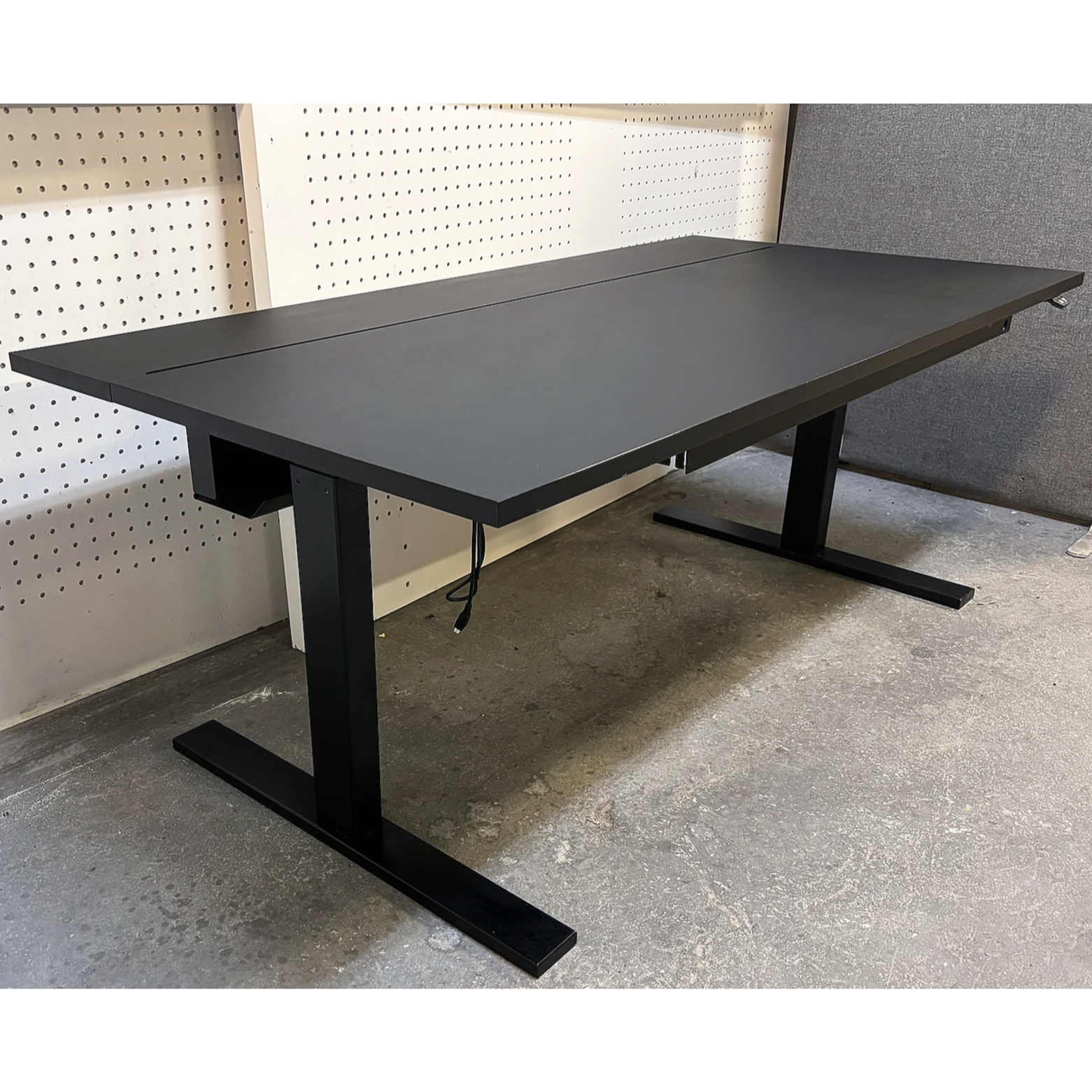 SELT / SOLD HolmrisB8 rafmagnsborð með pennabakka, B160xD80sm.